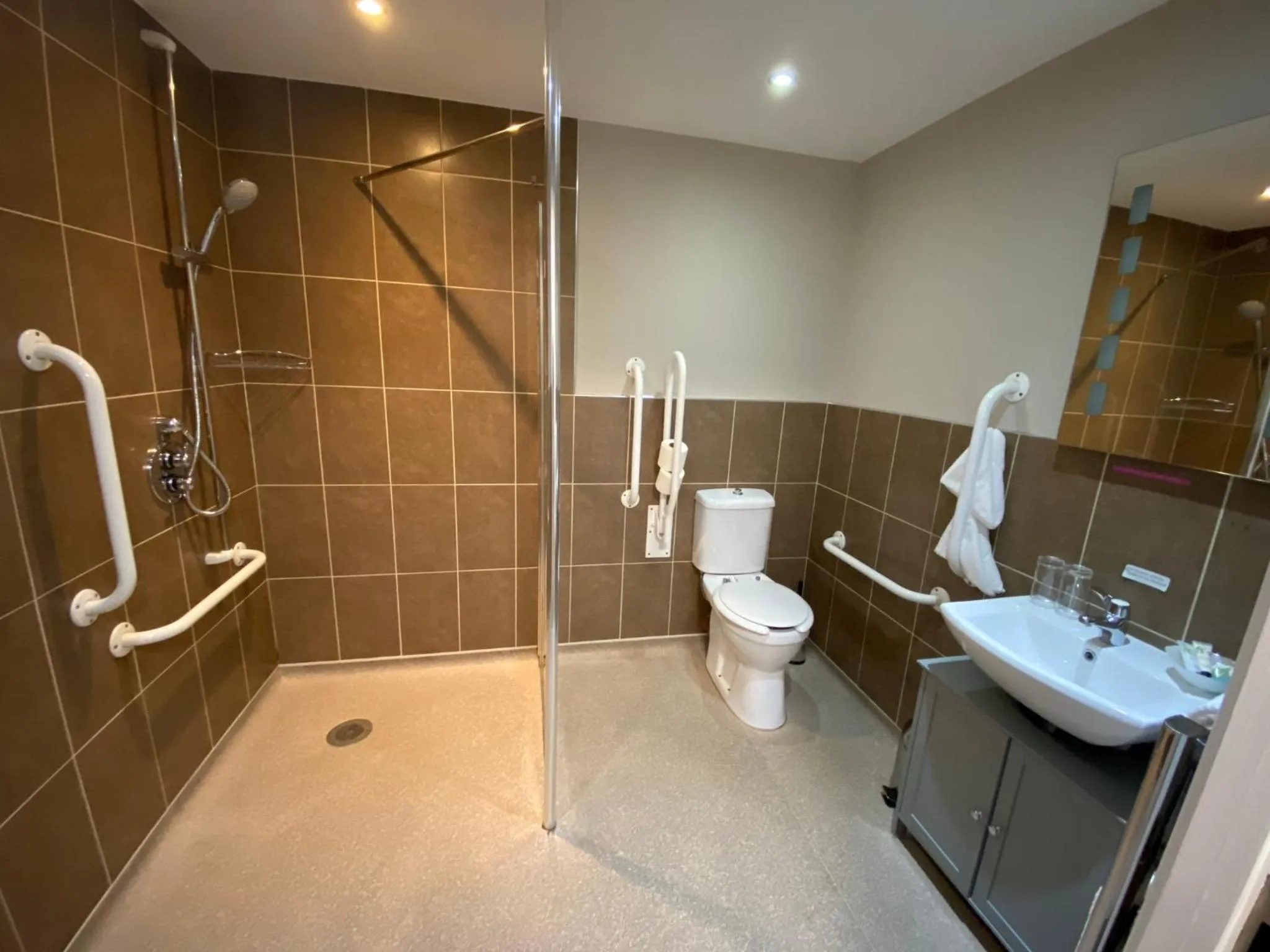 Shower in The Three Horseshoes Hotel