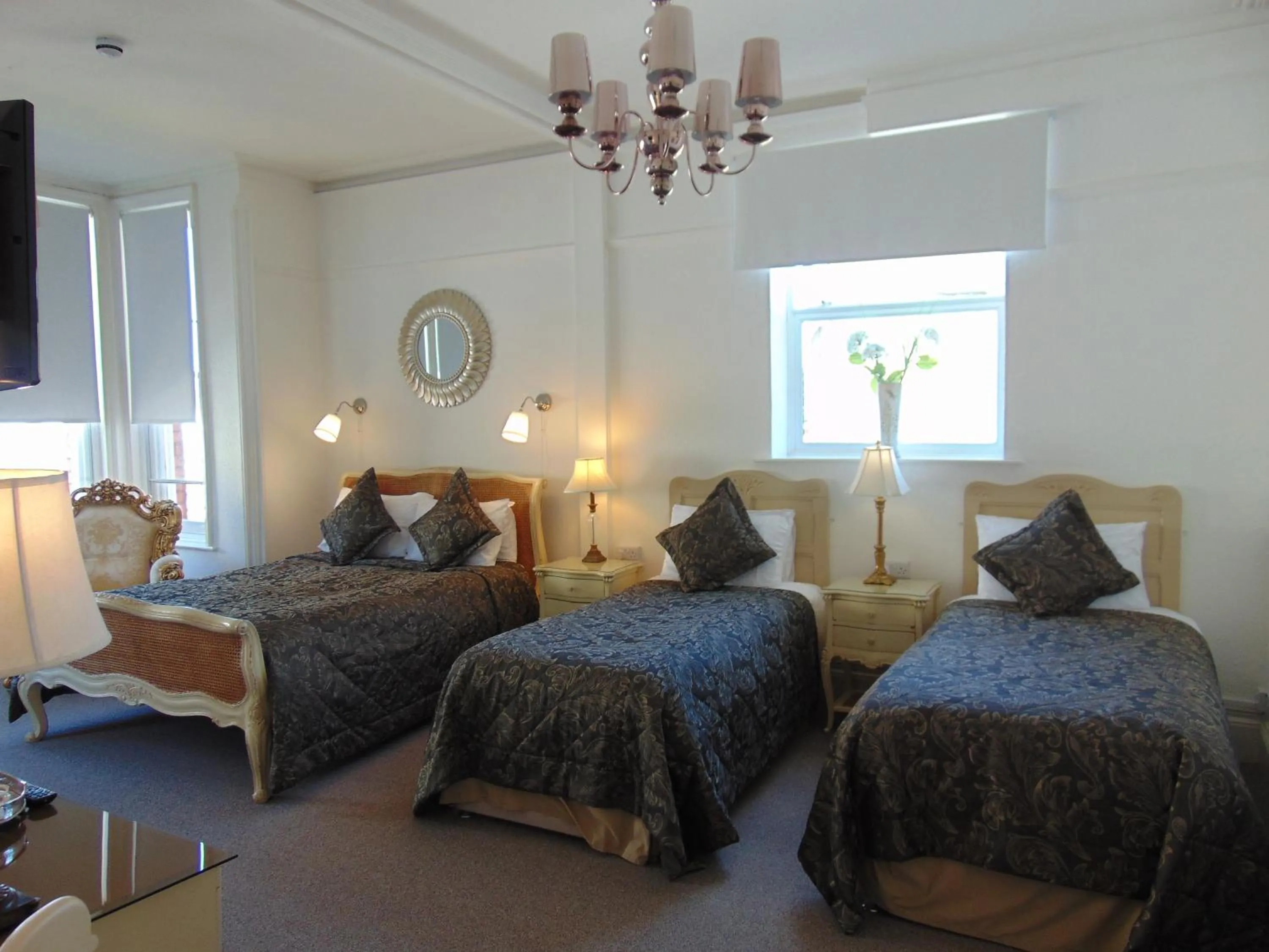 Photo of the whole room, Bed in Holywell House