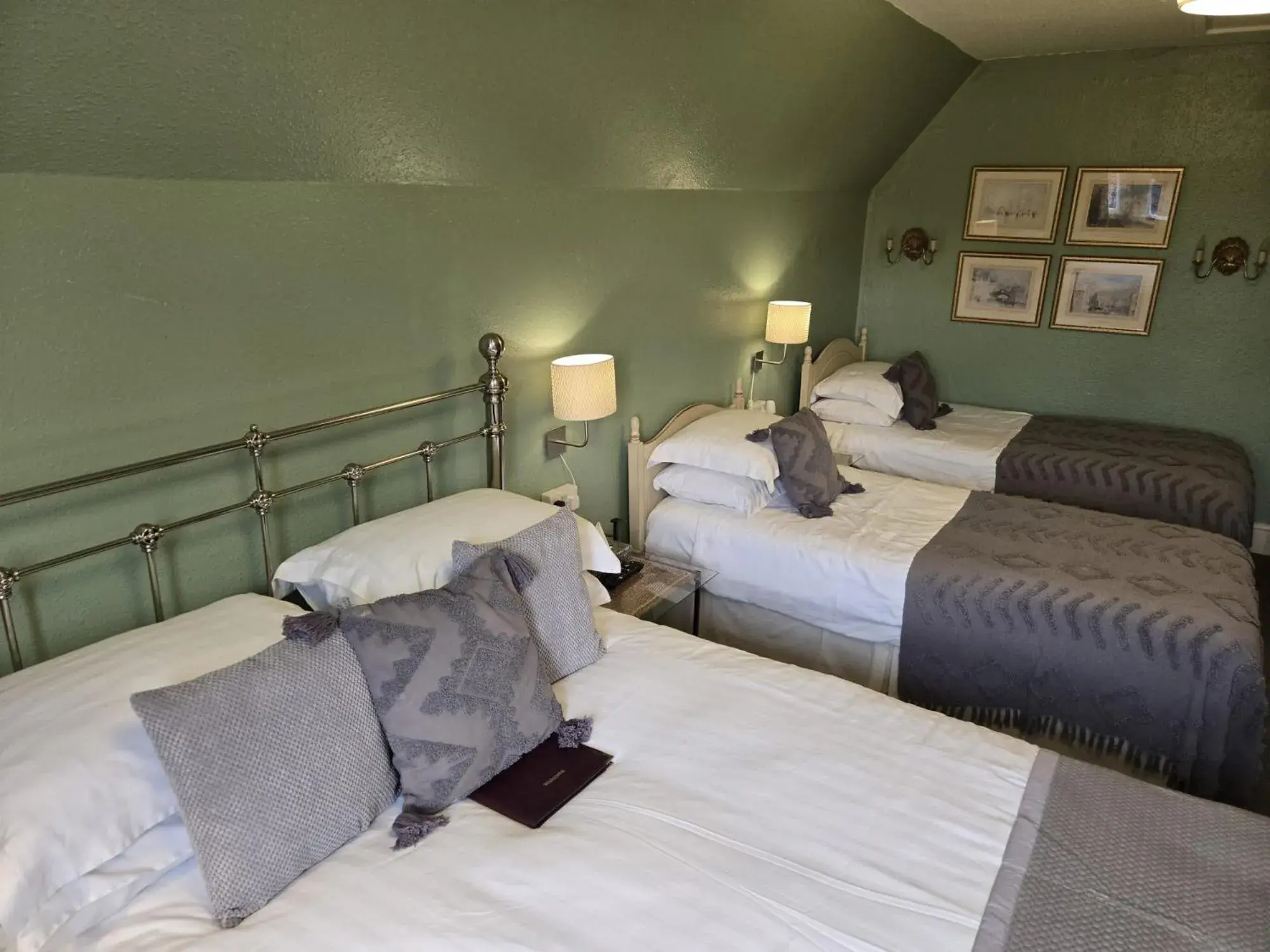 Large Family Room with Private External Bathroom (4 People) - single occupancy in Holywell House Large Family Room with Private External Bathroom (4 People) - single occupancy in Holywell House