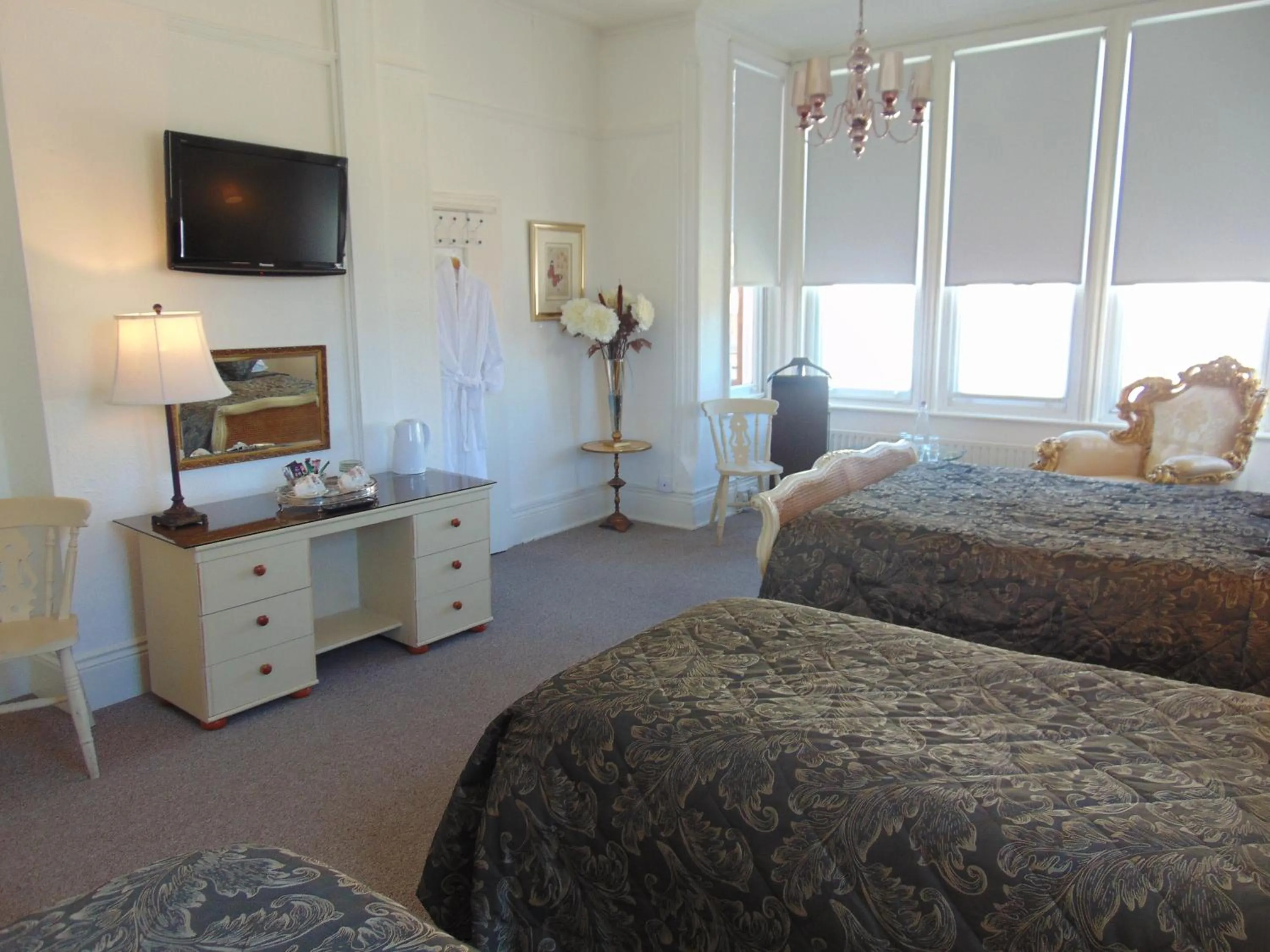 Photo of the whole room, Bed in Holywell House