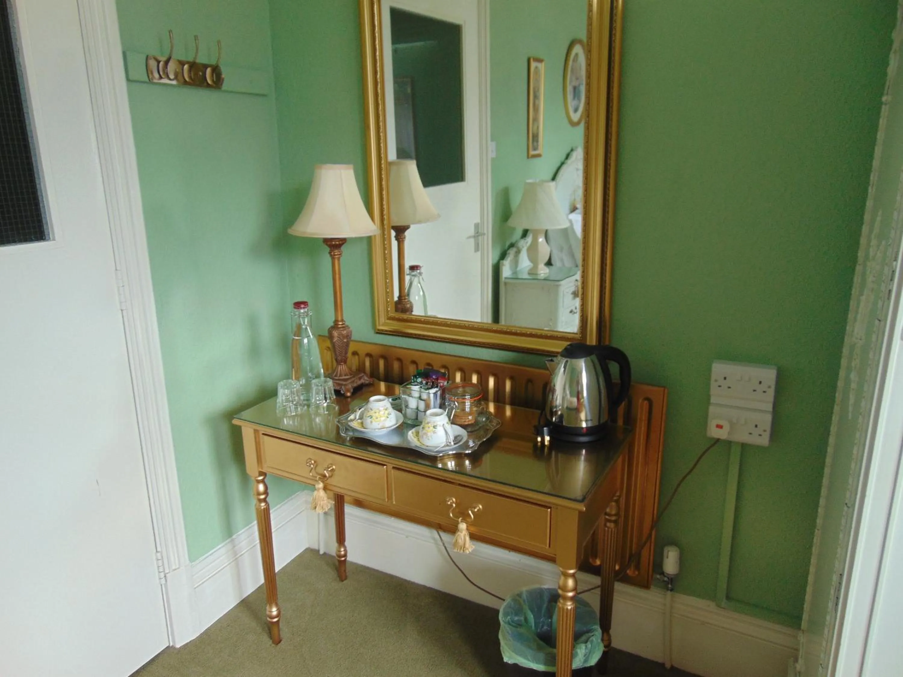 Coffee/tea facilities in Holywell House