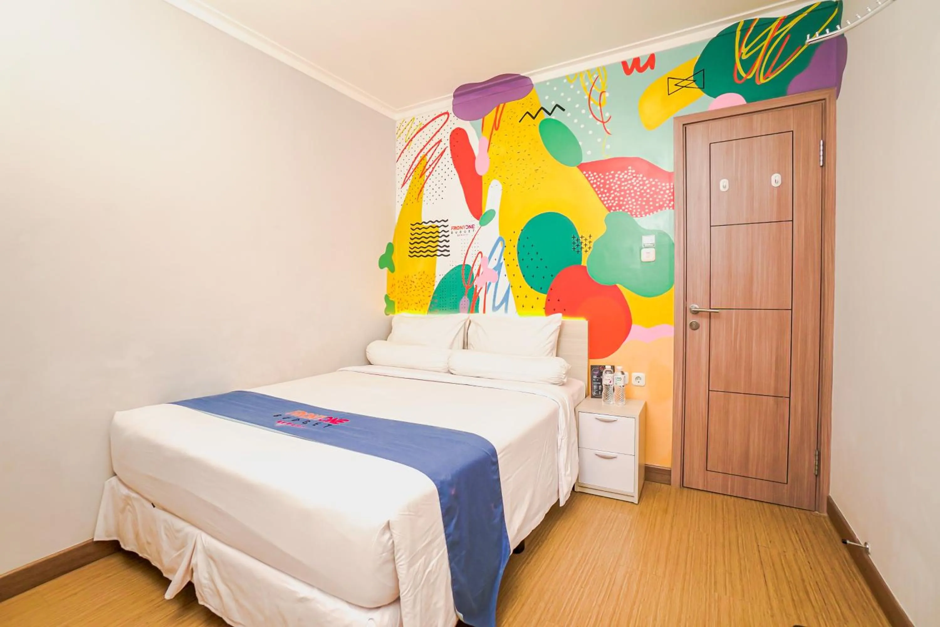Bedroom, Bed in Front One Budget bekasi