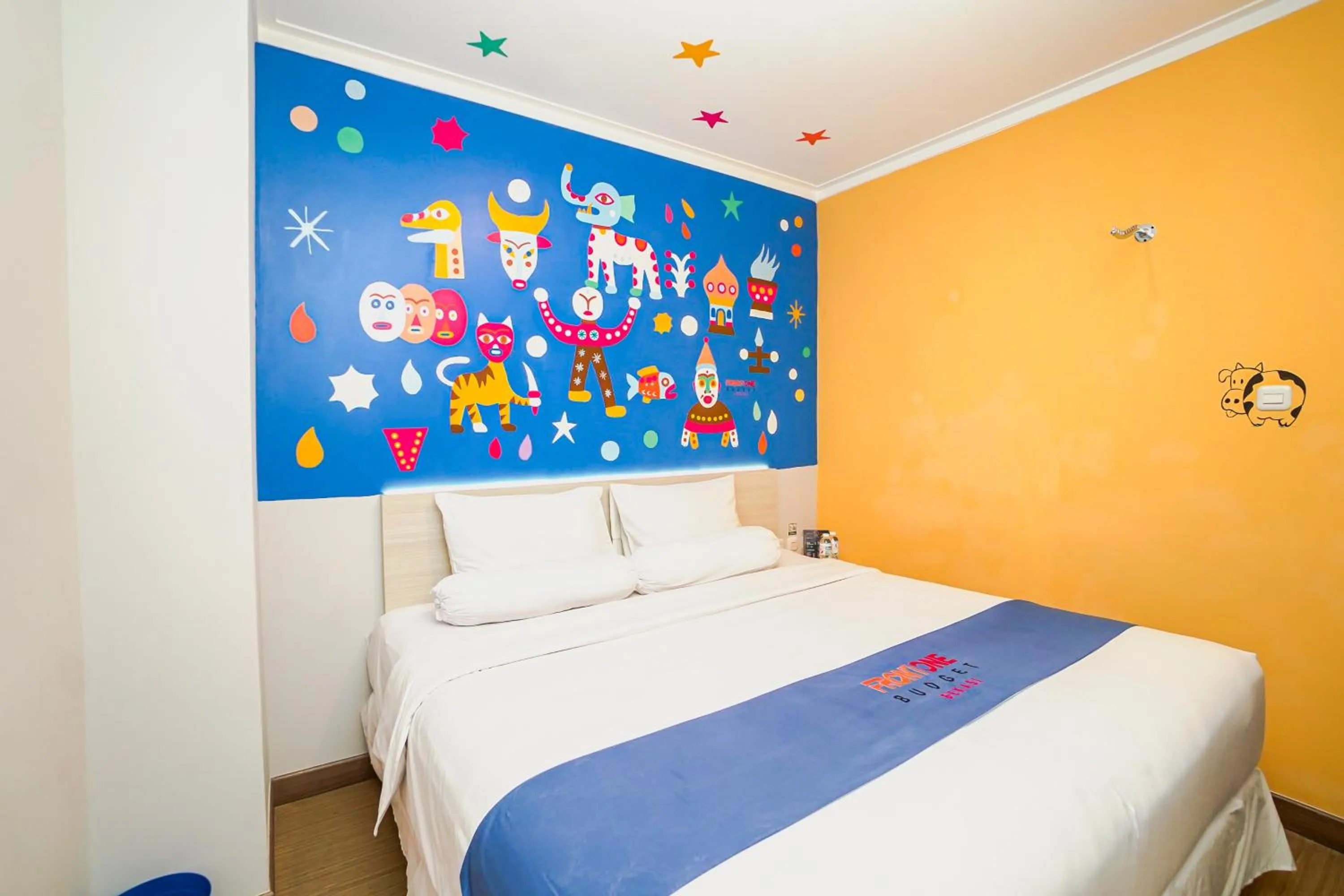 Bedroom, Bed in Front One Budget bekasi