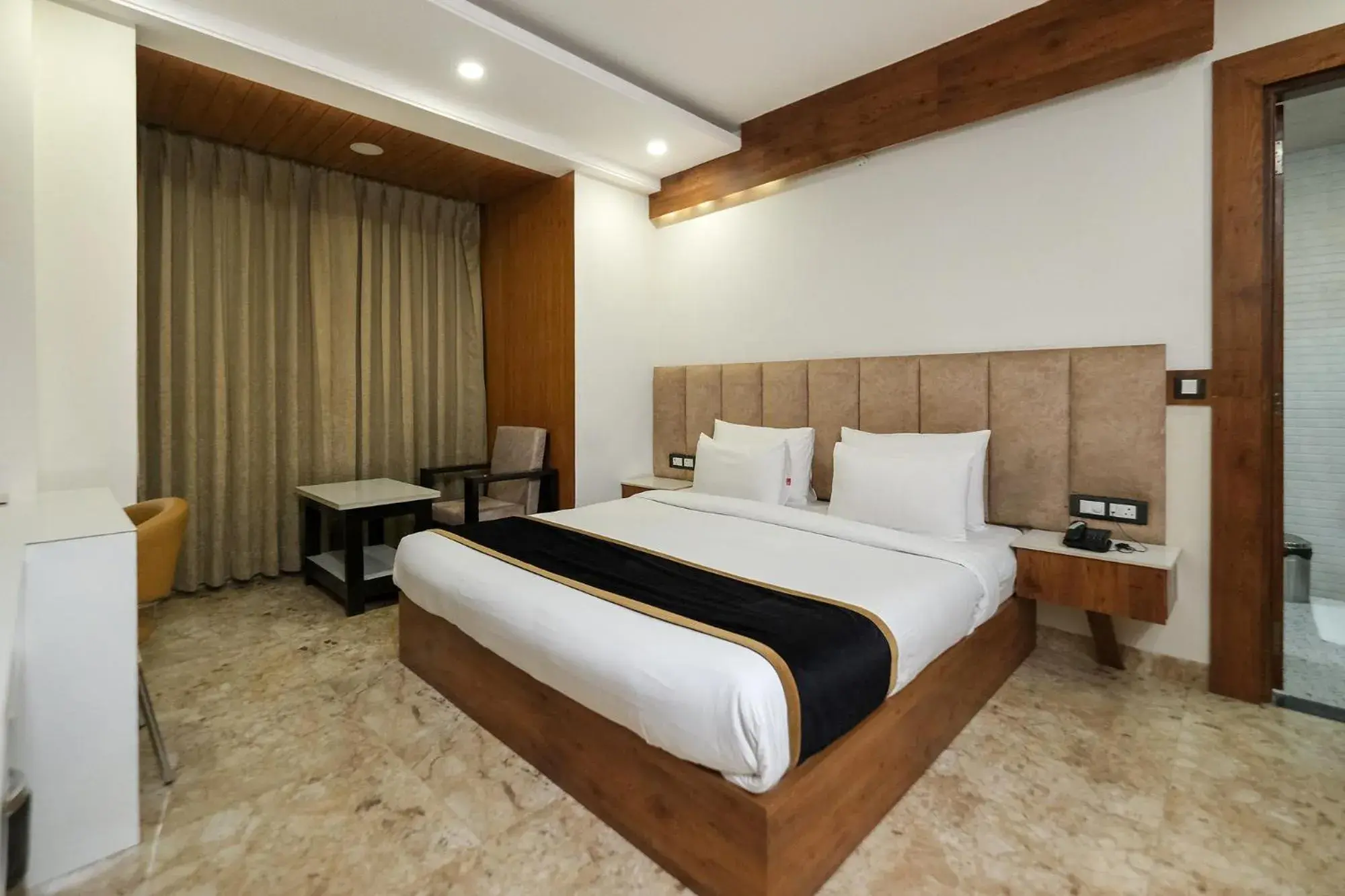 Deluxe Room - single occupancy in FabHotel Golf Inn - Business-Friendly Stay near Golf Course Road, Cyberhub & Metro Deluxe Room - single occupancy in FabHotel Golf Inn - Business-Friendly Stay near Golf Course Road, Cyberhub & Metro