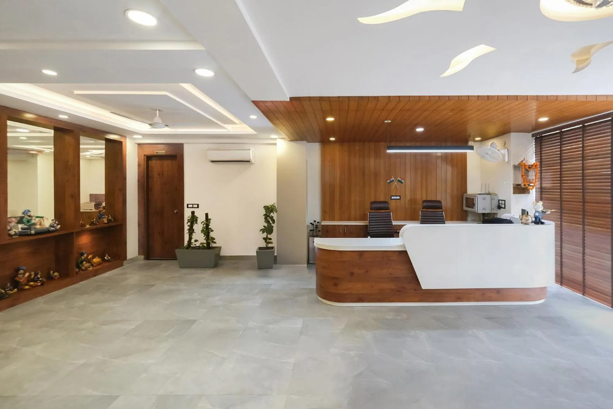 Lobby or reception in Hotel Golf Inn - Business-Friendly Stay near Golf Course Road, Cyberhub & Metro