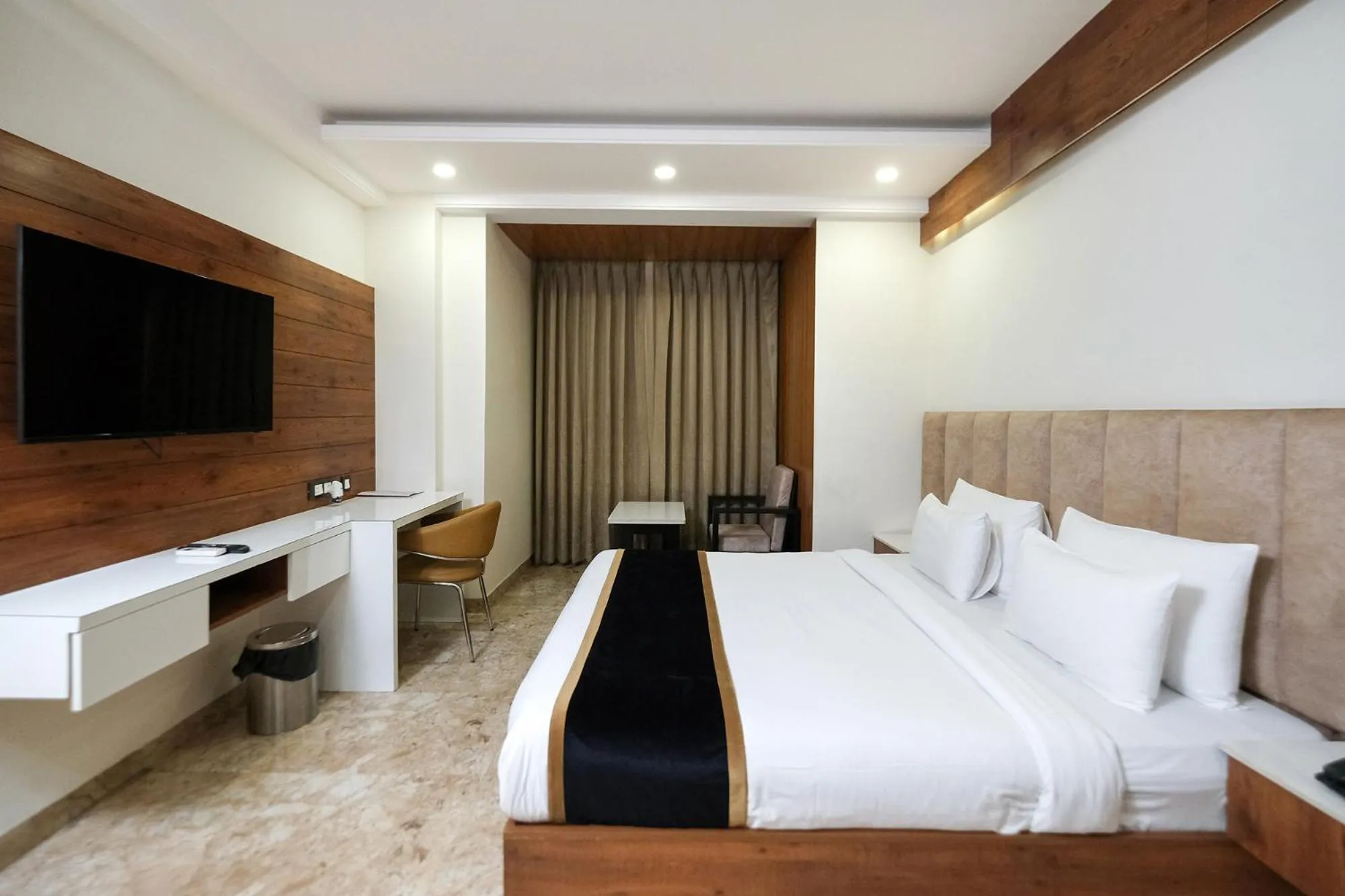 Bed in Hotel Golf Inn - Business-Friendly Stay near Golf Course Road, Cyberhub & Metro