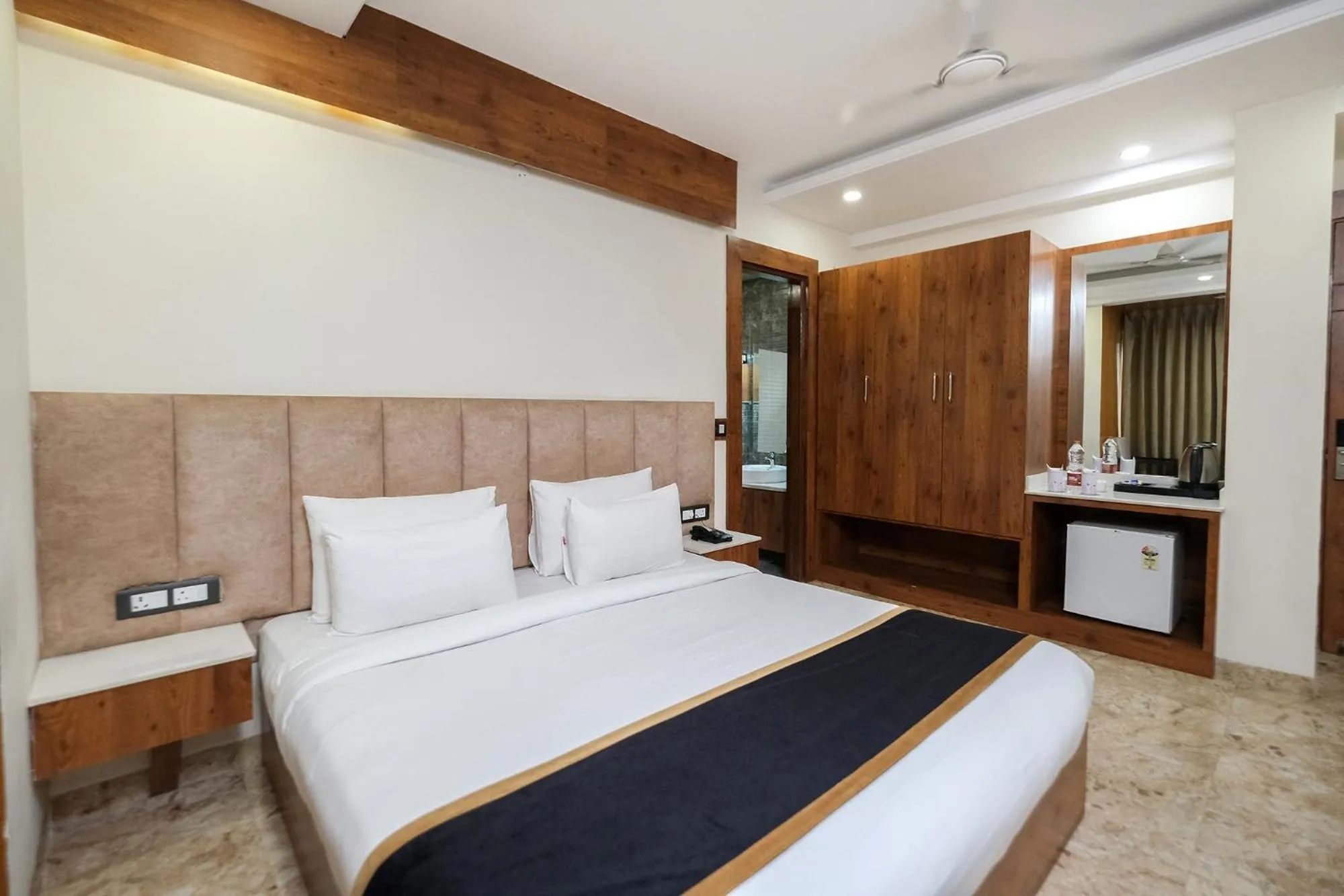 Bed in Hotel Golf Inn - Business-Friendly Stay near Golf Course Road, Cyberhub & Metro