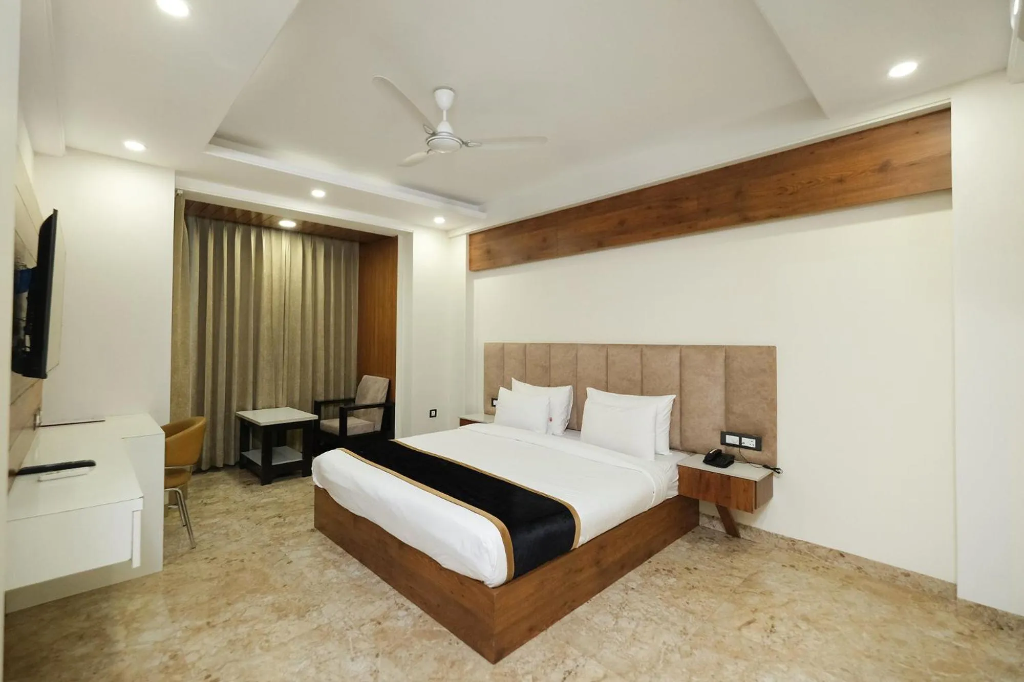 Bed in Hotel Golf Inn - Business-Friendly Stay near Golf Course Road, Cyberhub & Metro