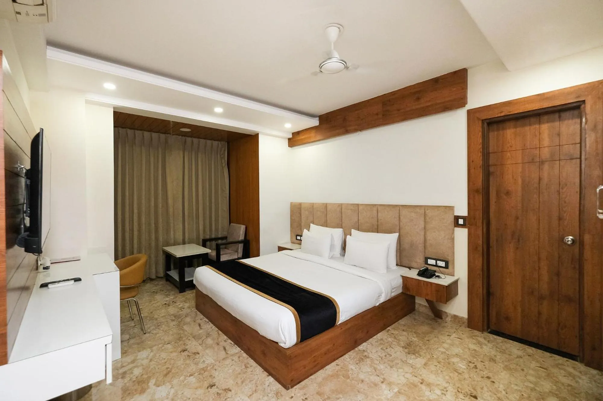 Bed in Hotel Golf Inn - Business-Friendly Stay near Golf Course Road, Cyberhub & Metro