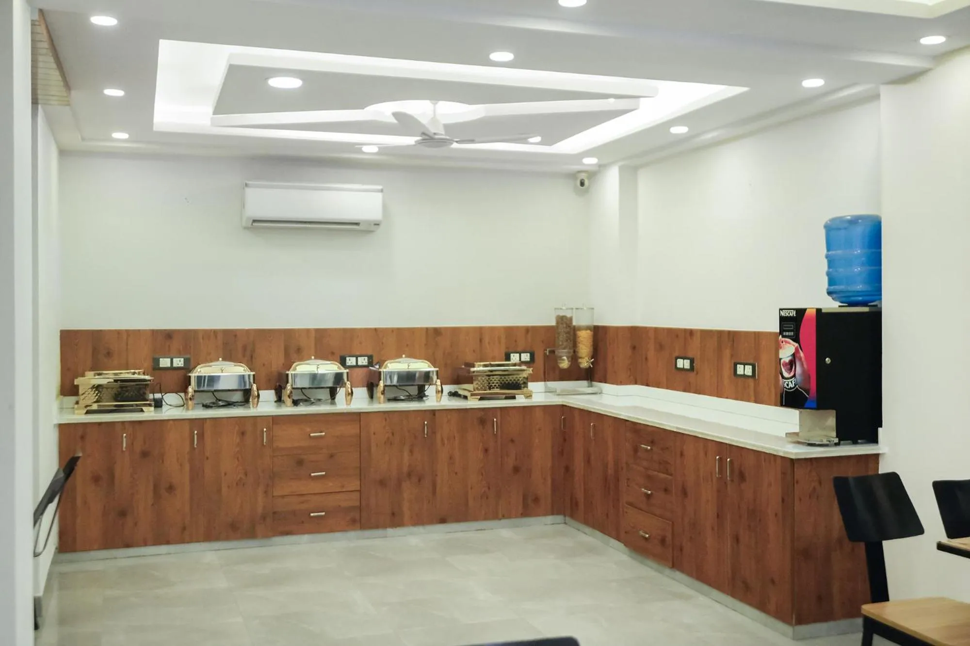 Restaurant/places to eat in Hotel Golf Inn - Business-Friendly Stay near Golf Course Road, Cyberhub & Metro