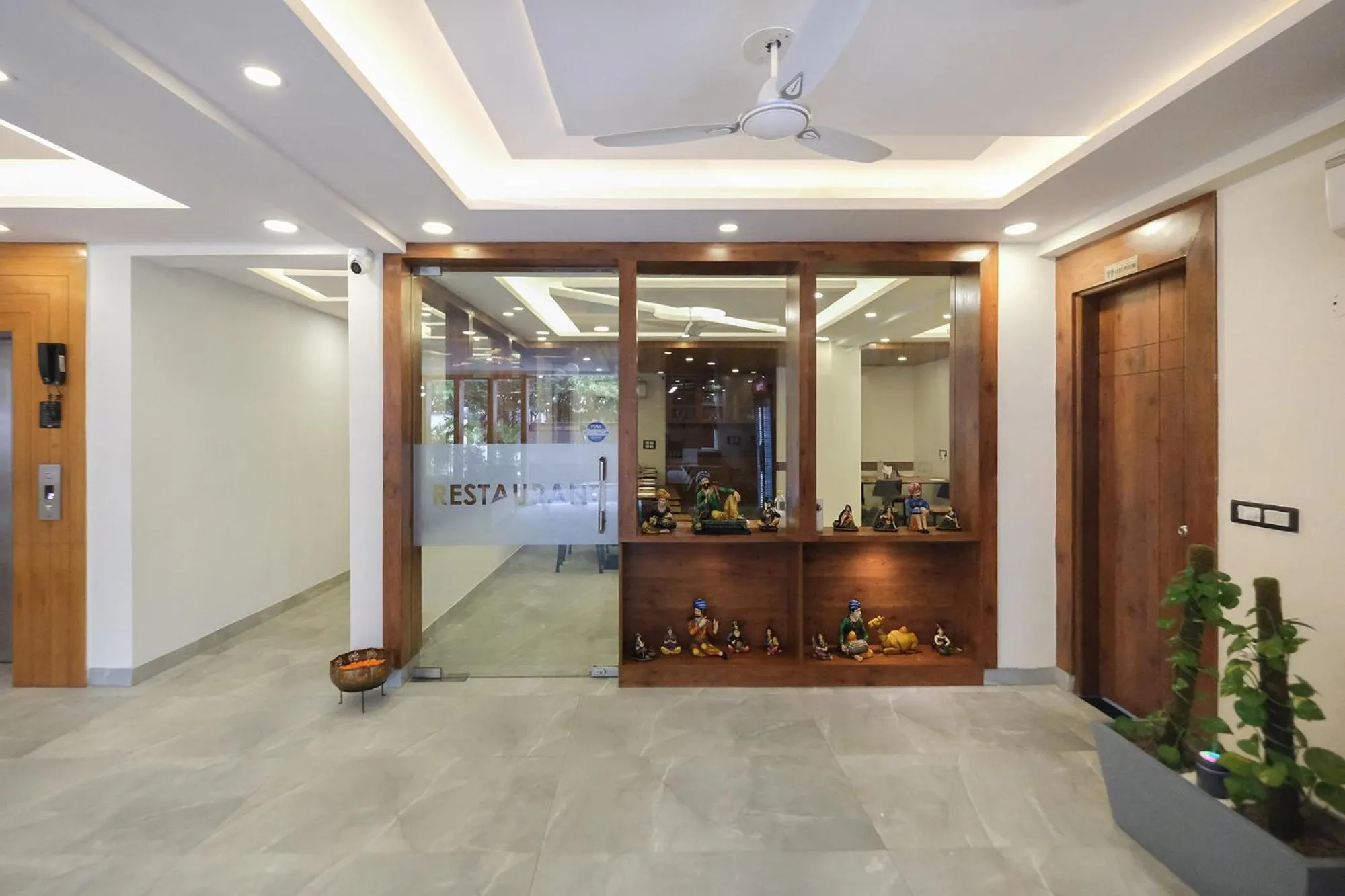 Restaurant/places to eat in Hotel Golf Inn - Business-Friendly Stay near Golf Course Road, Cyberhub & Metro