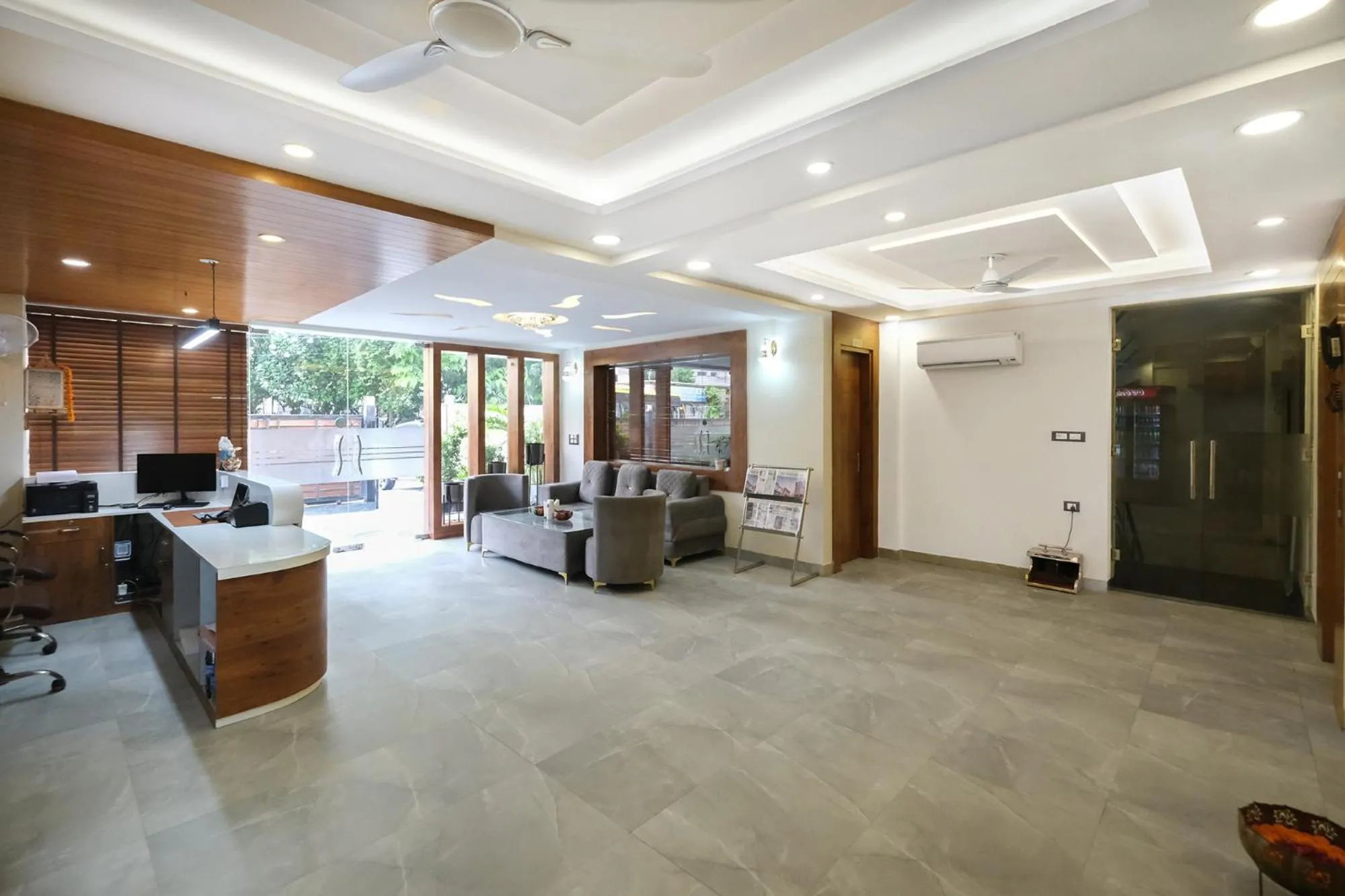 Lobby or reception in Hotel Golf Inn - Business-Friendly Stay near Golf Course Road, Cyberhub & Metro