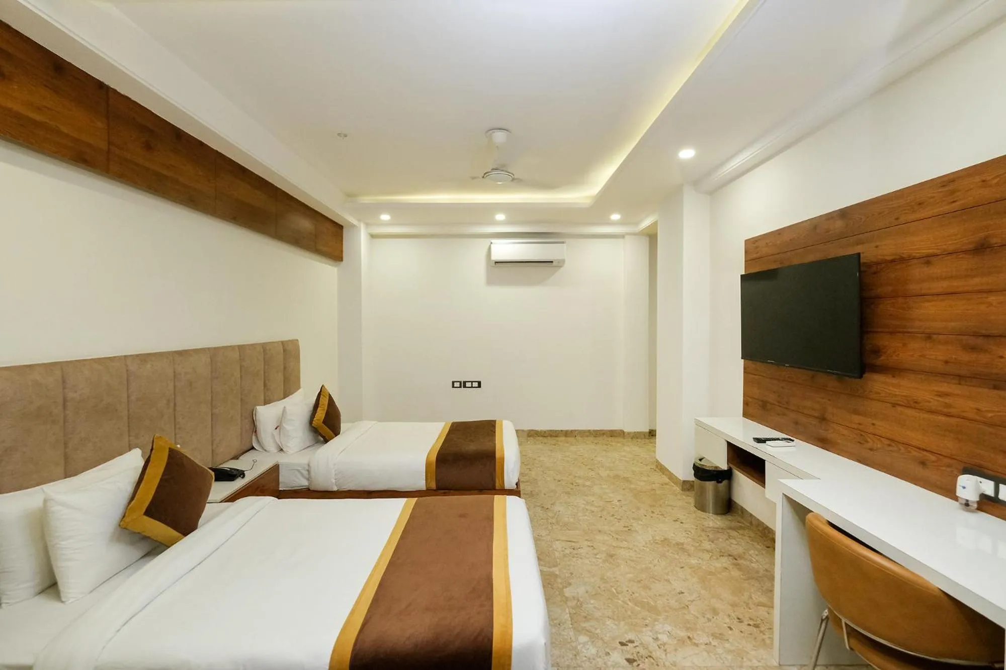 Bed in Hotel Golf Inn - Business-Friendly Stay near Golf Course Road, Cyberhub & Metro