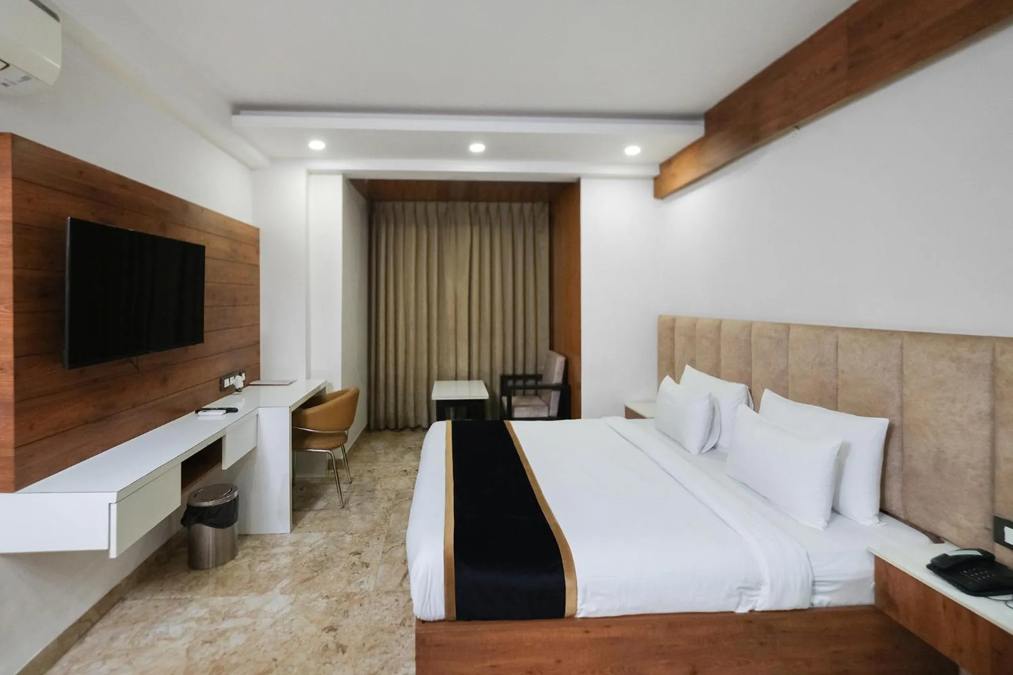 Bed in Hotel Golf Inn - Business-Friendly Stay near Golf Course Road, Cyberhub & Metro