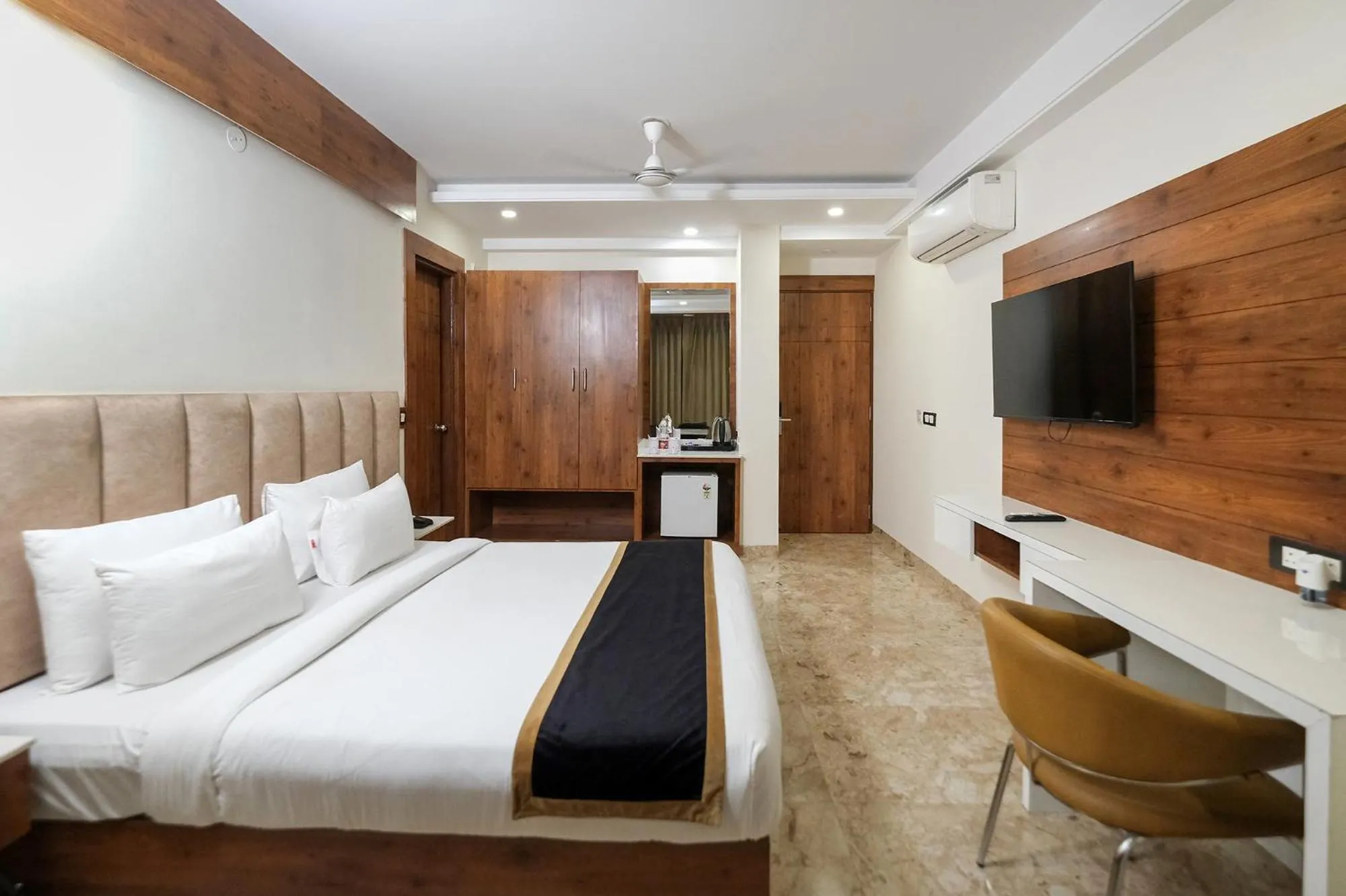 Bed in Hotel Golf Inn - Business-Friendly Stay near Golf Course Road, Cyberhub & Metro