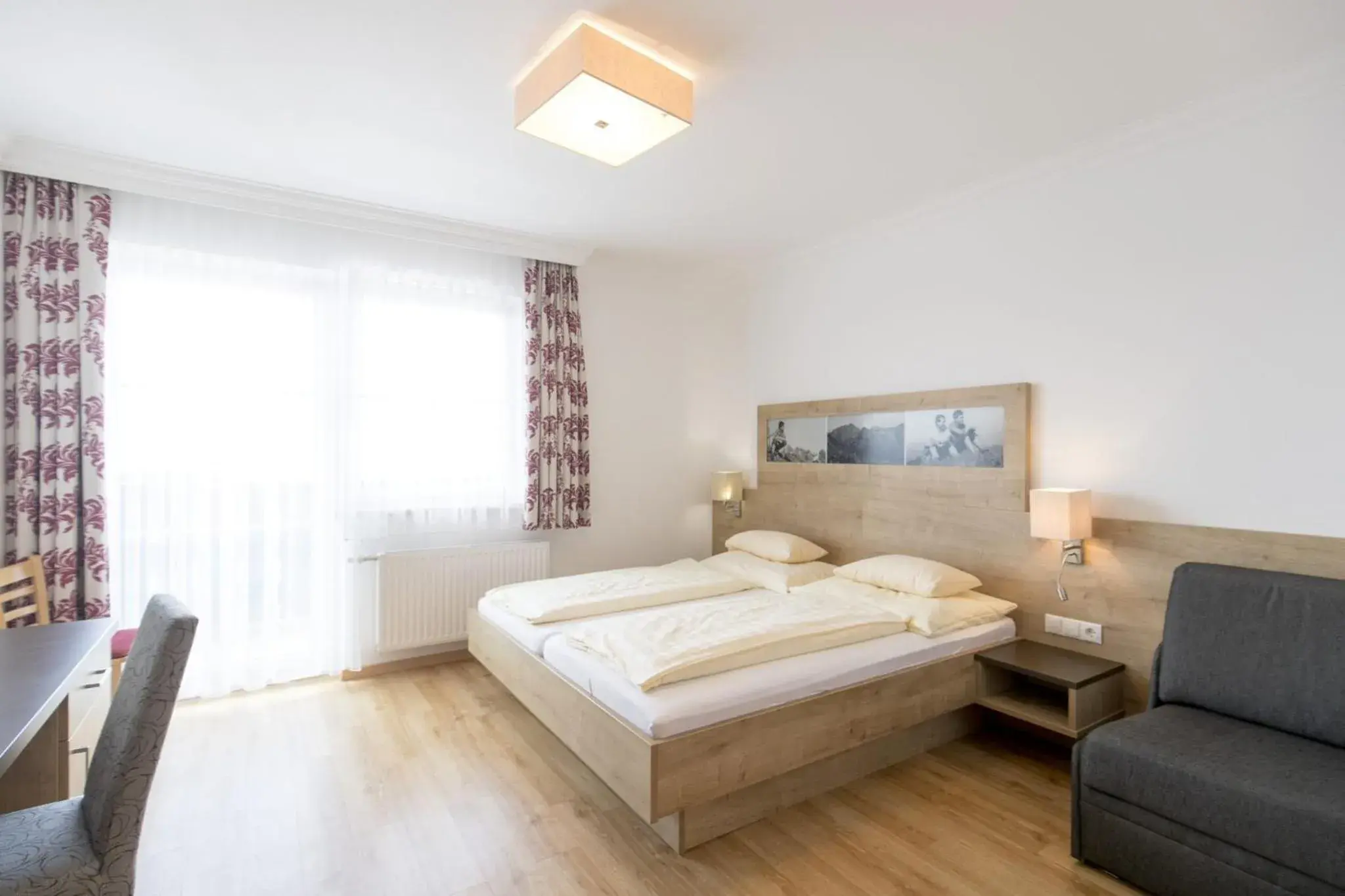 Double Room with Balcony in Hotel-Restaurant Planaihof Double Room with Balcony in Hotel-Restaurant Planaihof