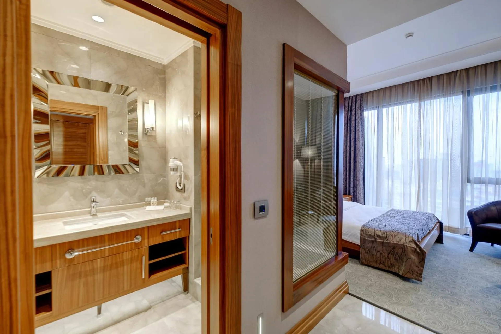 Toilet, Bed in Days Hotel by Wyndham Istanbul Maltepe