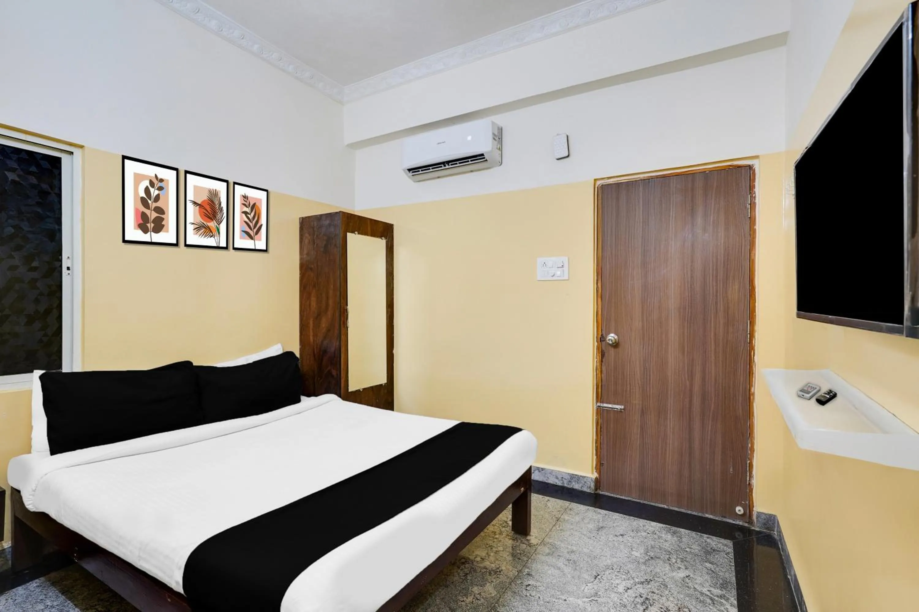 Bedroom, Bed in Super Hotel O Karakambadi Road Near Leela Mahal Circle