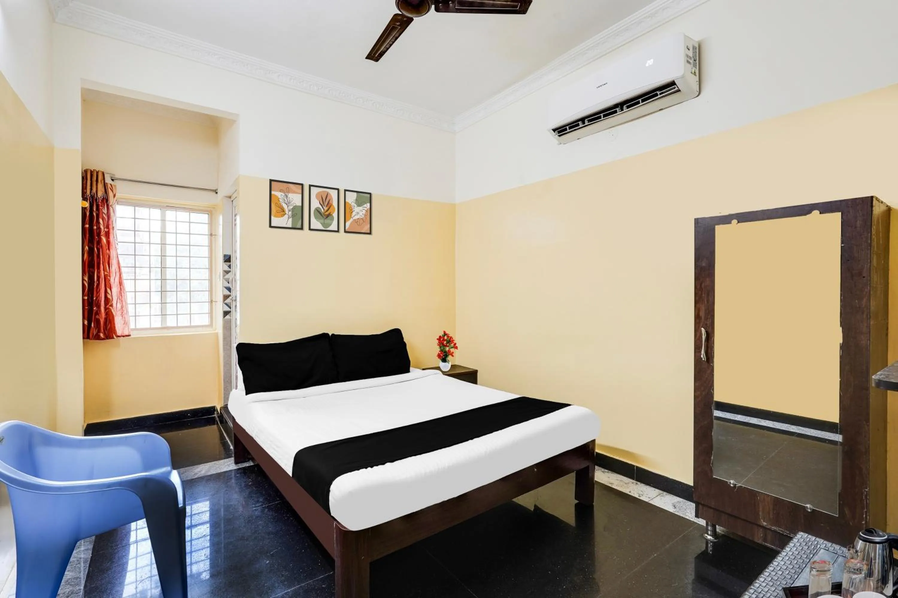 Bedroom, Bed in Super Hotel O Karakambadi Road Near Leela Mahal Circle