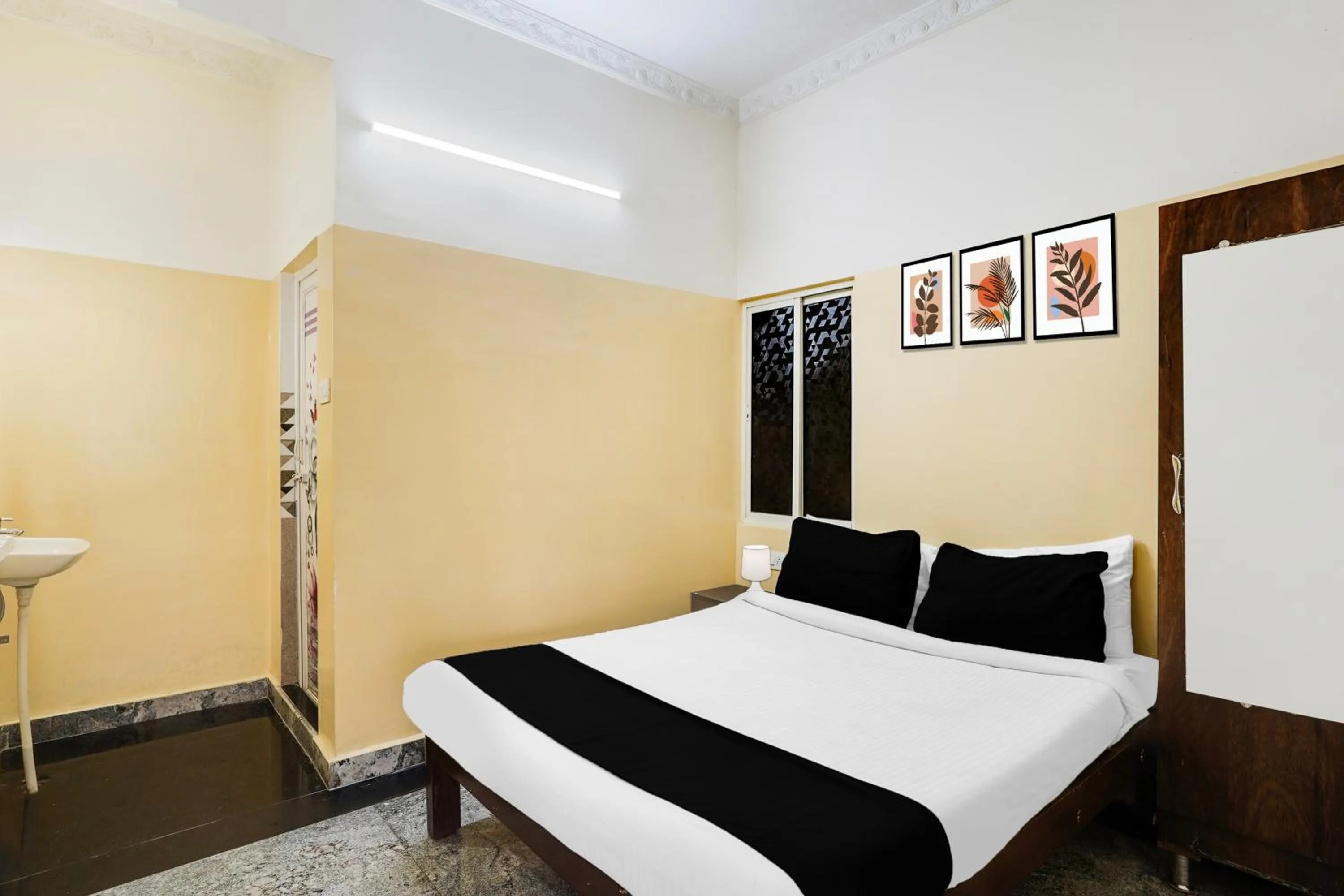 Bedroom, Bed in Super Hotel O Karakambadi Road Near Leela Mahal Circle