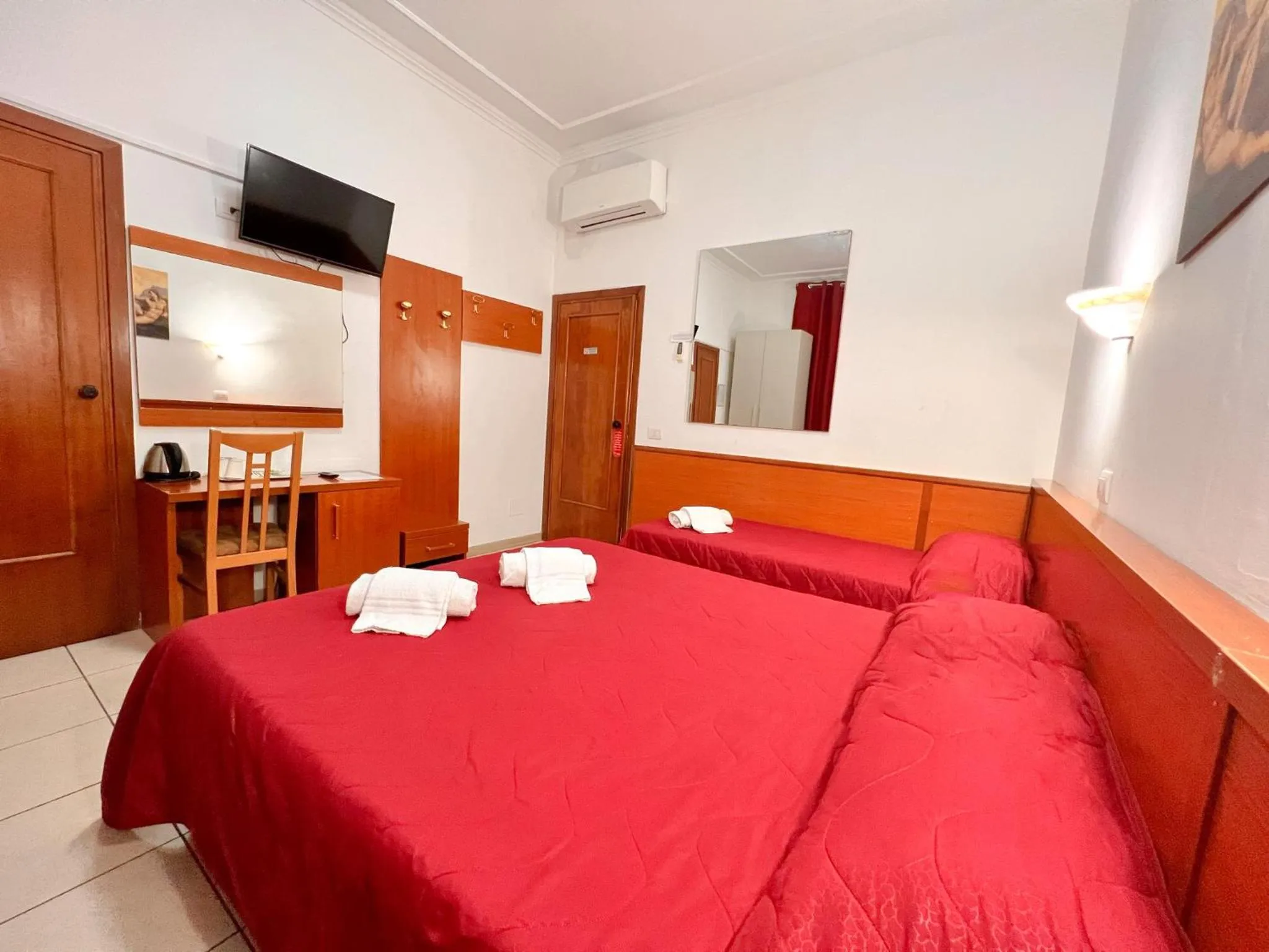 Photo of the whole room, Bed in Alius and Freerome Hotel