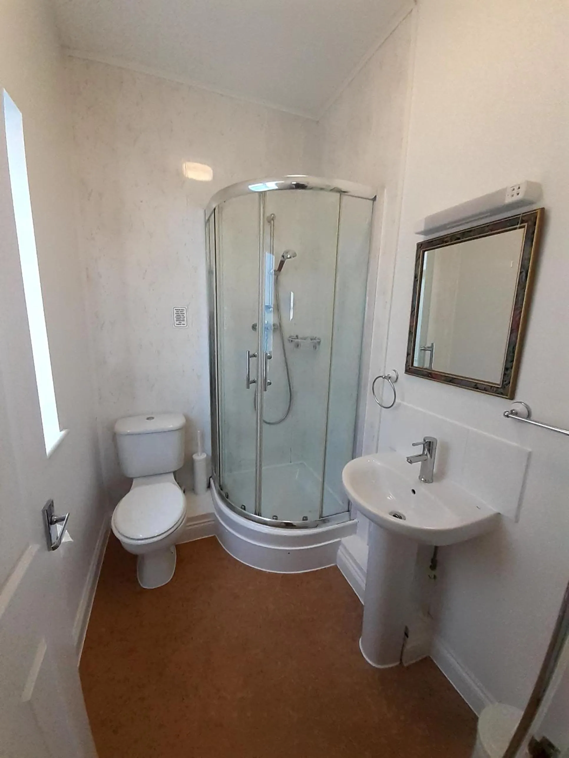 Shower in The Edenhurst Guesthouse