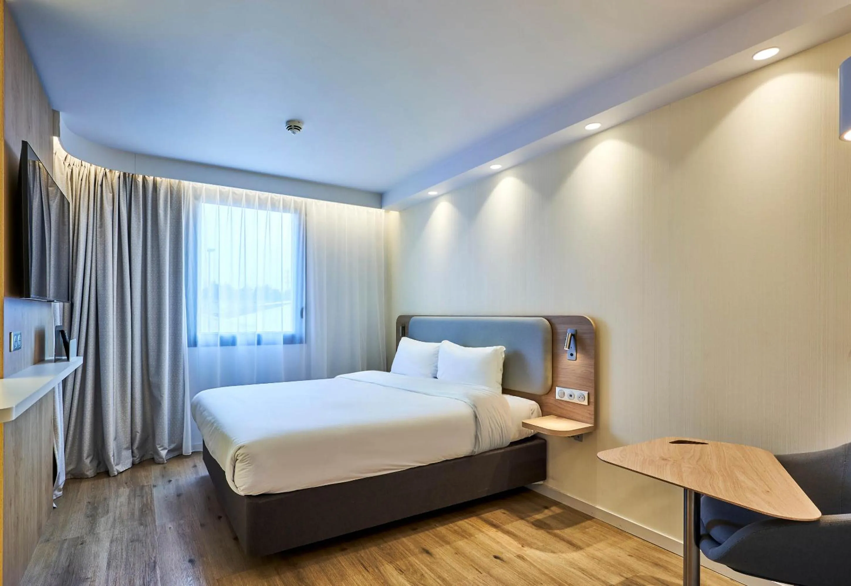 Bedroom, Bed in B&B HOTEL Deauville-Touques