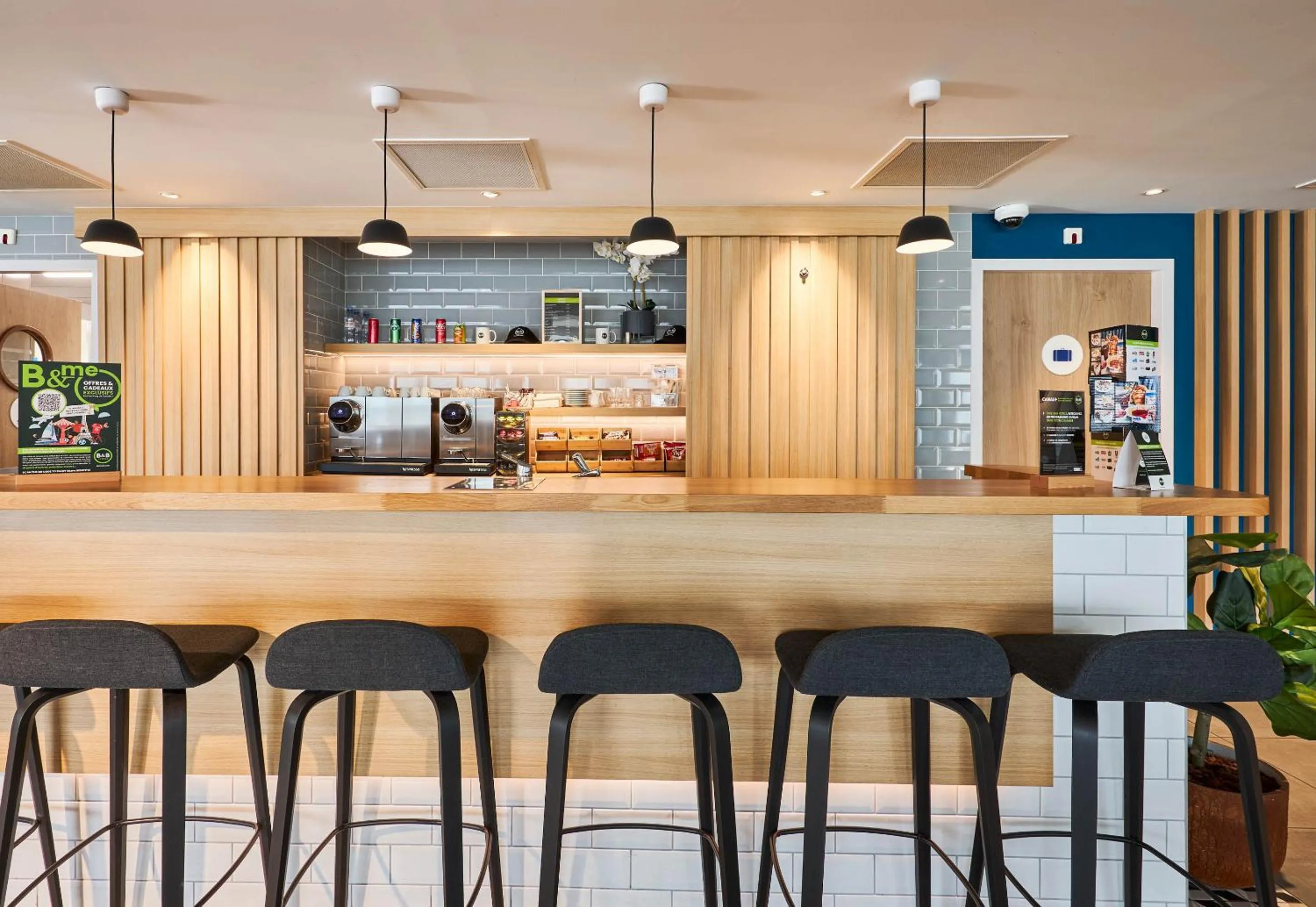 Lounge or bar in B&B HOTEL Deauville-Touques