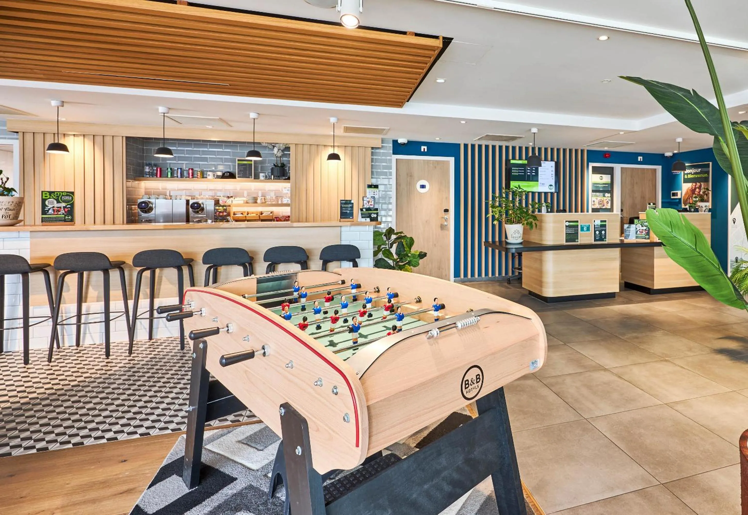 Lounge or bar in B&B HOTEL Deauville-Touques