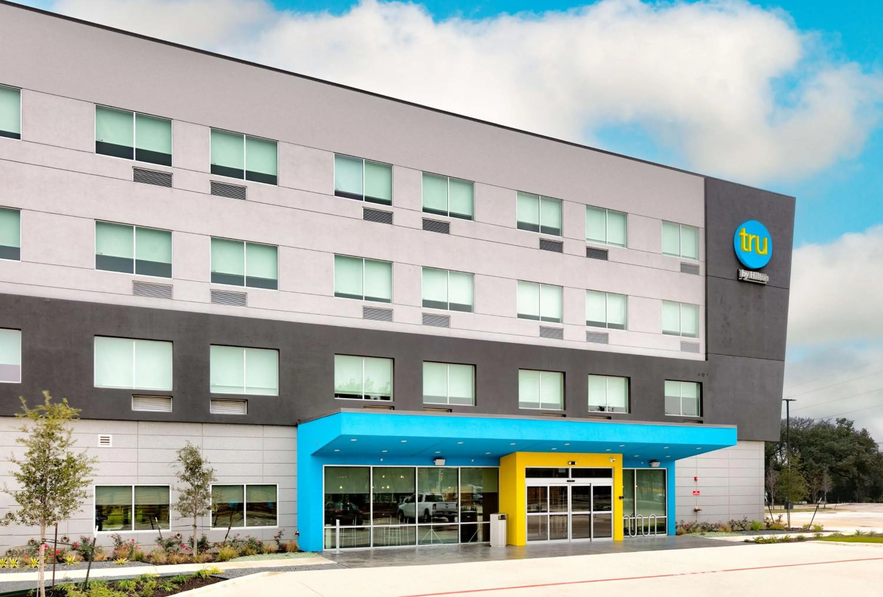 Property building in Tru By Hilton Austin Nw Arboretum, Tx