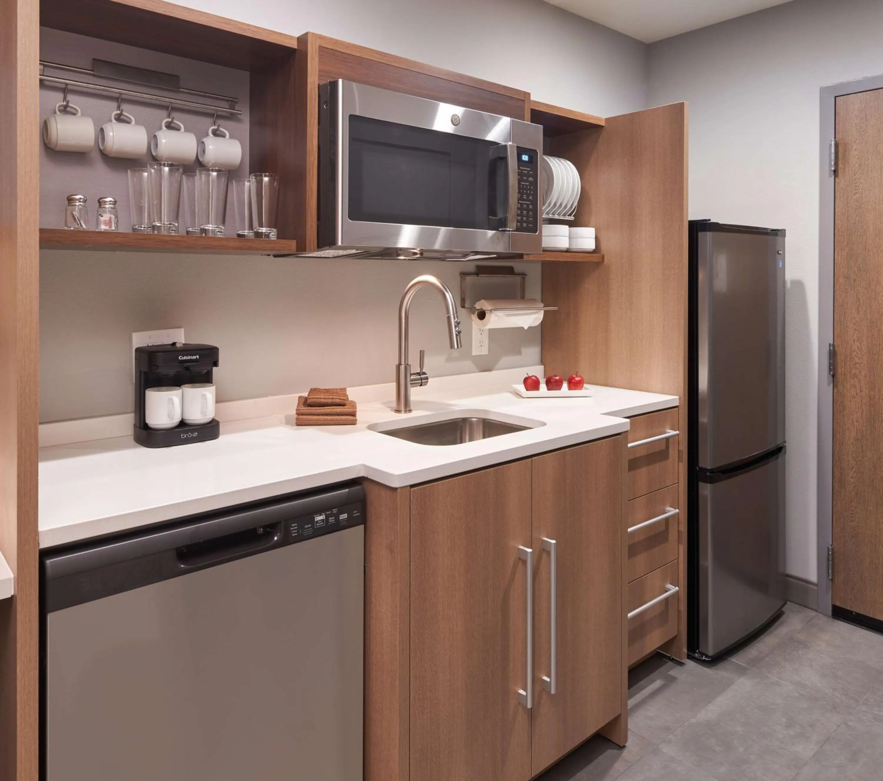 Kitchen or kitchenette in Home2 Suites By Hilton Pompano Beach Pier, Fl