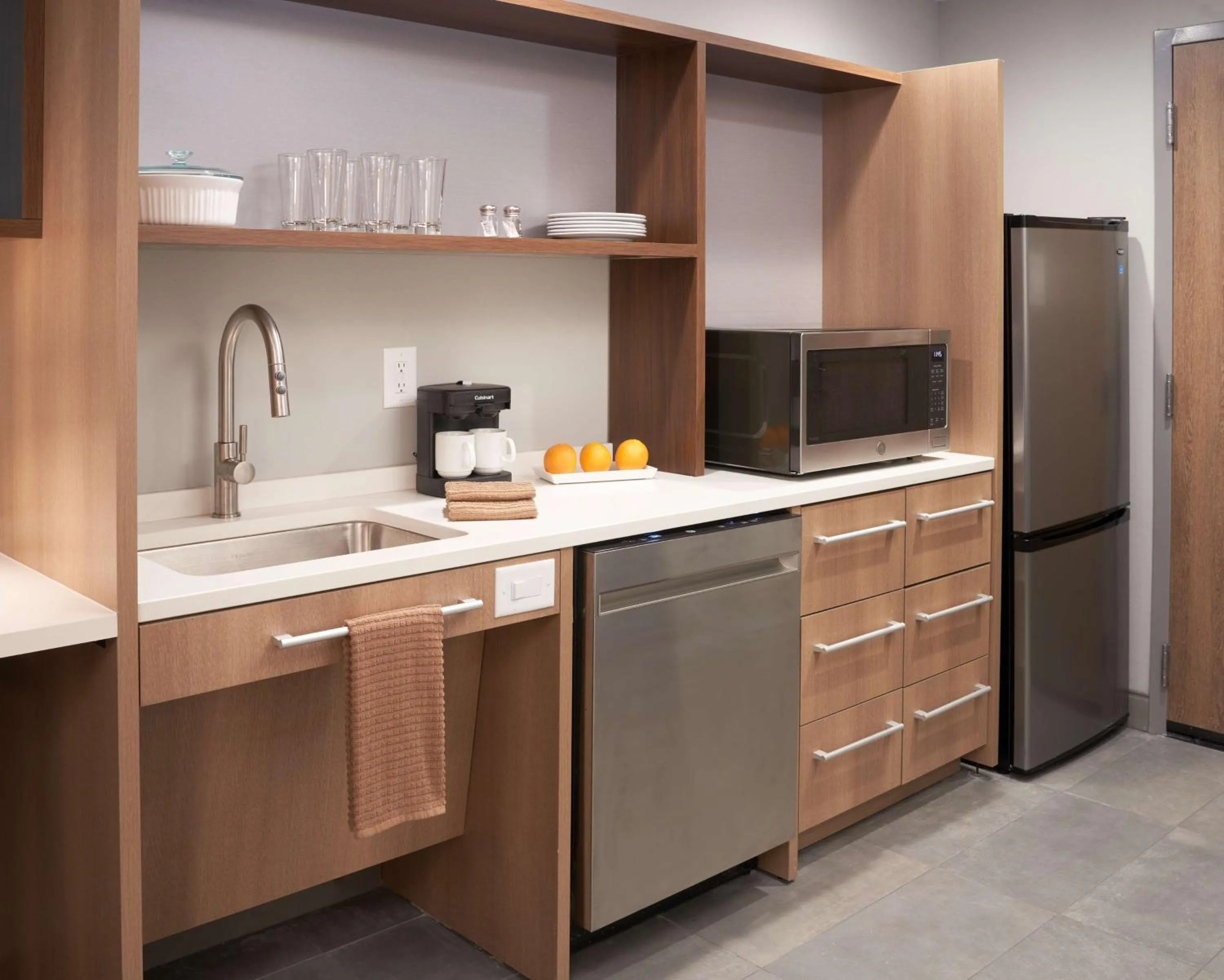 Kitchen or kitchenette in Home2 Suites By Hilton Pompano Beach Pier, Fl
