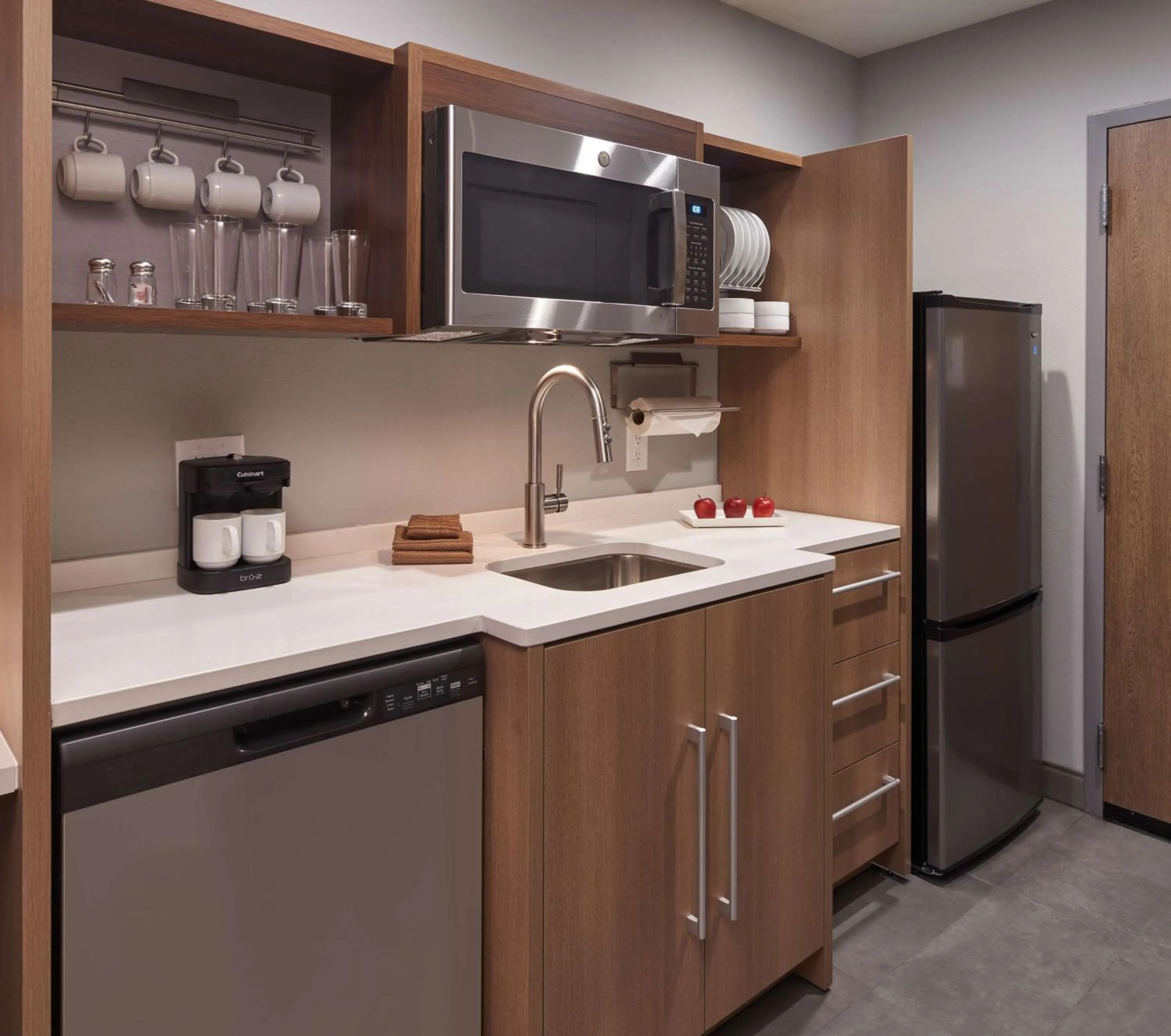 Kitchen or kitchenette in Home2 Suites By Hilton Pompano Beach Pier, Fl