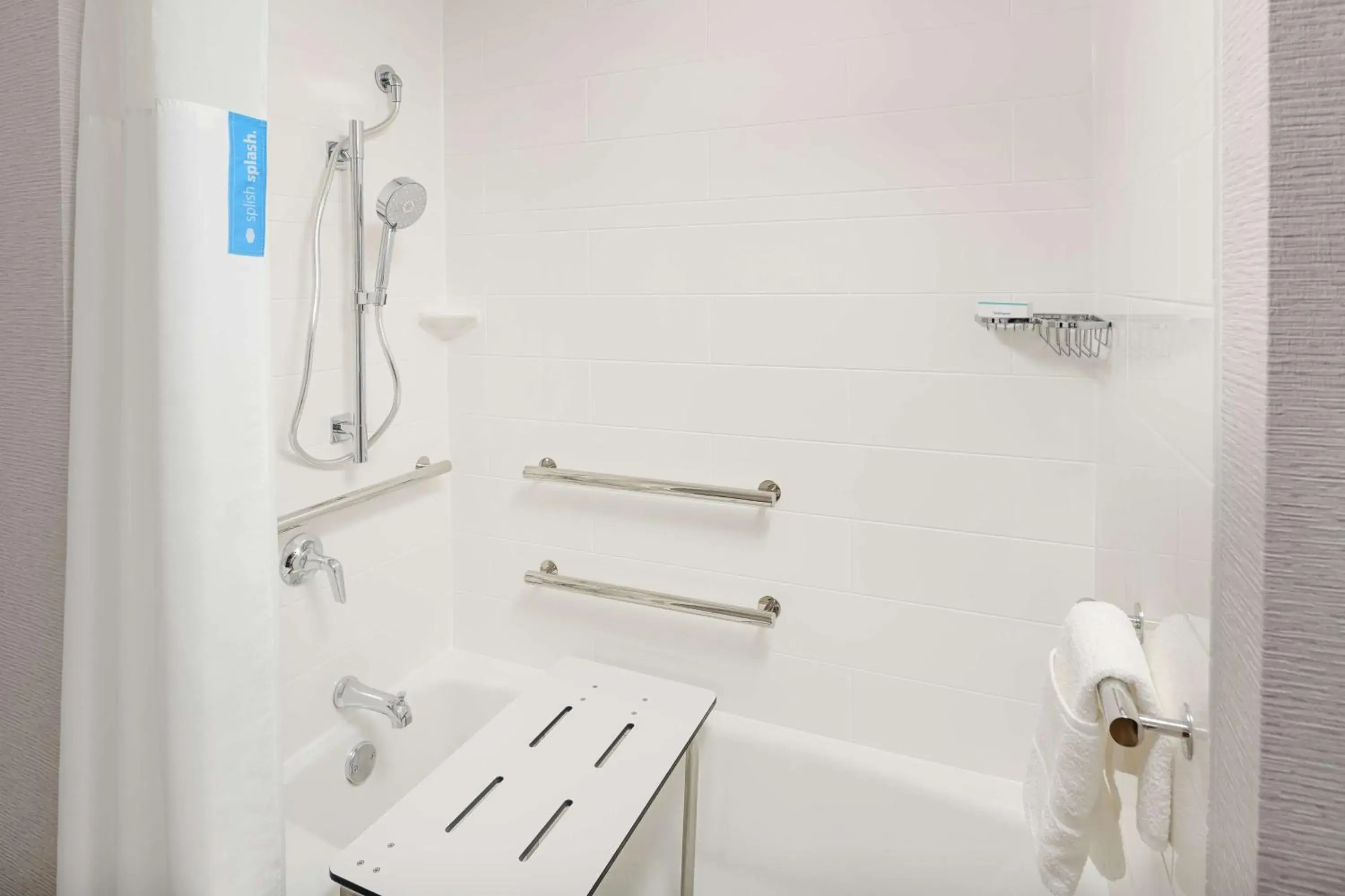 Queen Room - Mobility Accessible/Non-Smoking in Hampton Inn Blue Ridge, GA Queen Room - Mobility Accessible/Non-Smoking in Hampton Inn Blue Ridge, GA