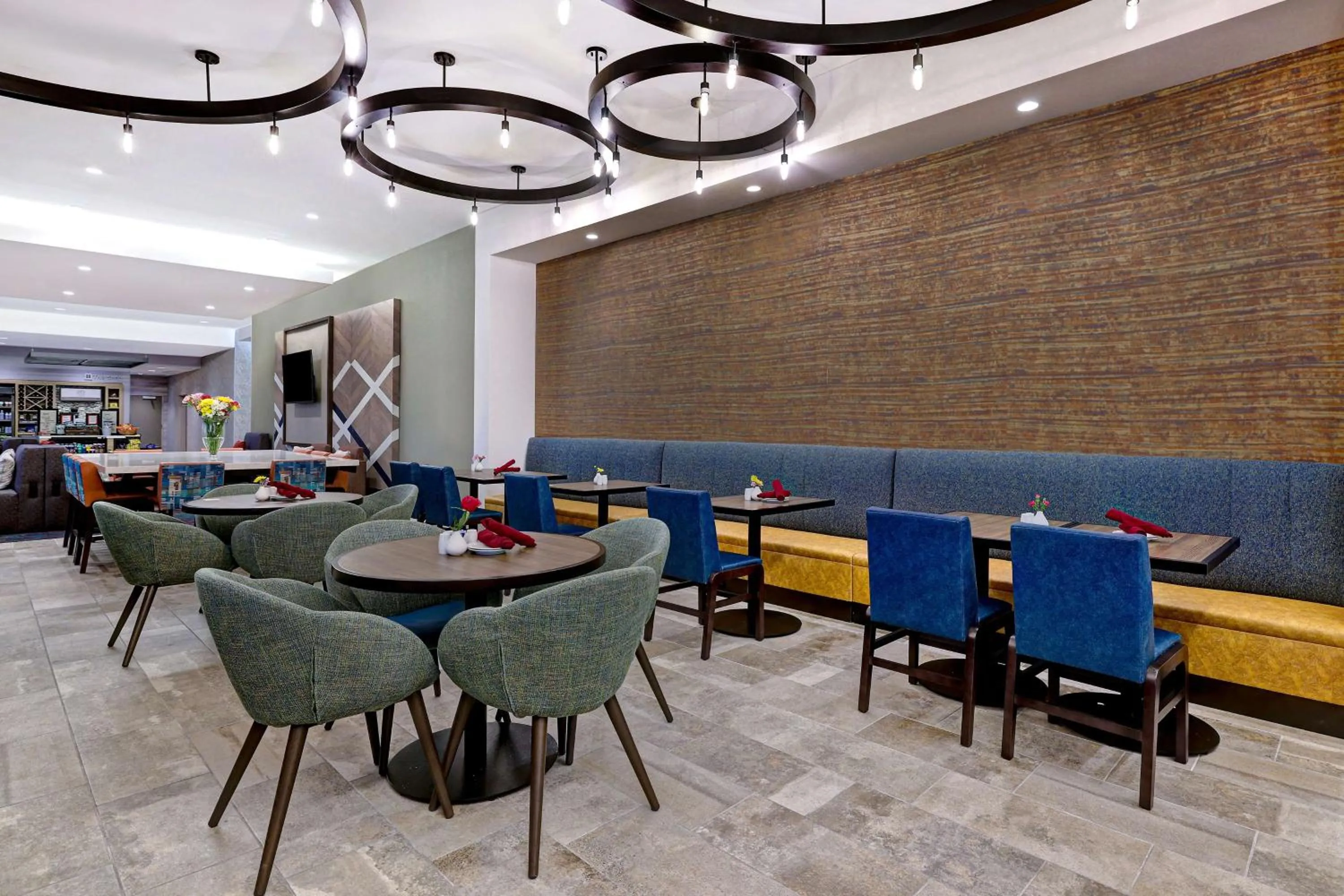 Restaurant/places to eat in Hilton Garden Inn Cedar Rapids