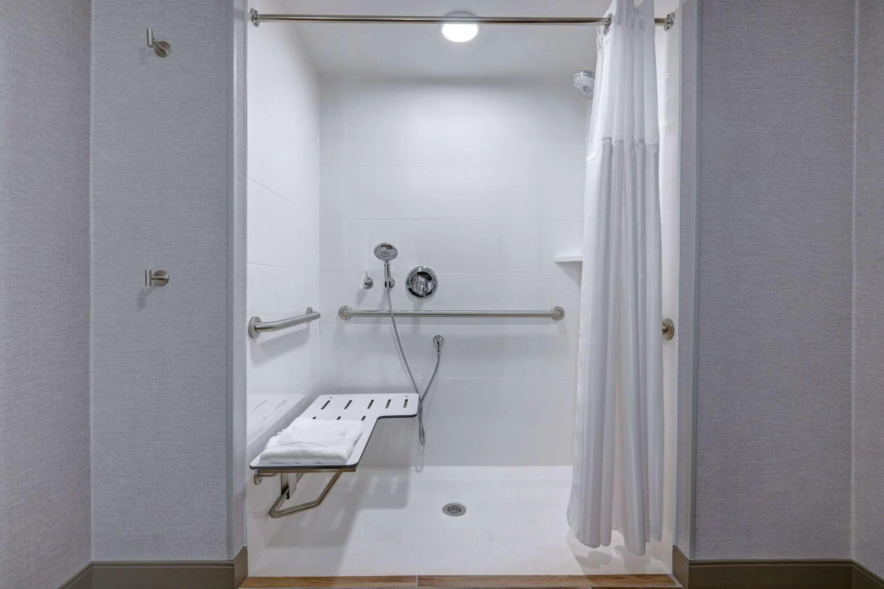 Bathroom in Hilton Garden Inn Cedar Rapids