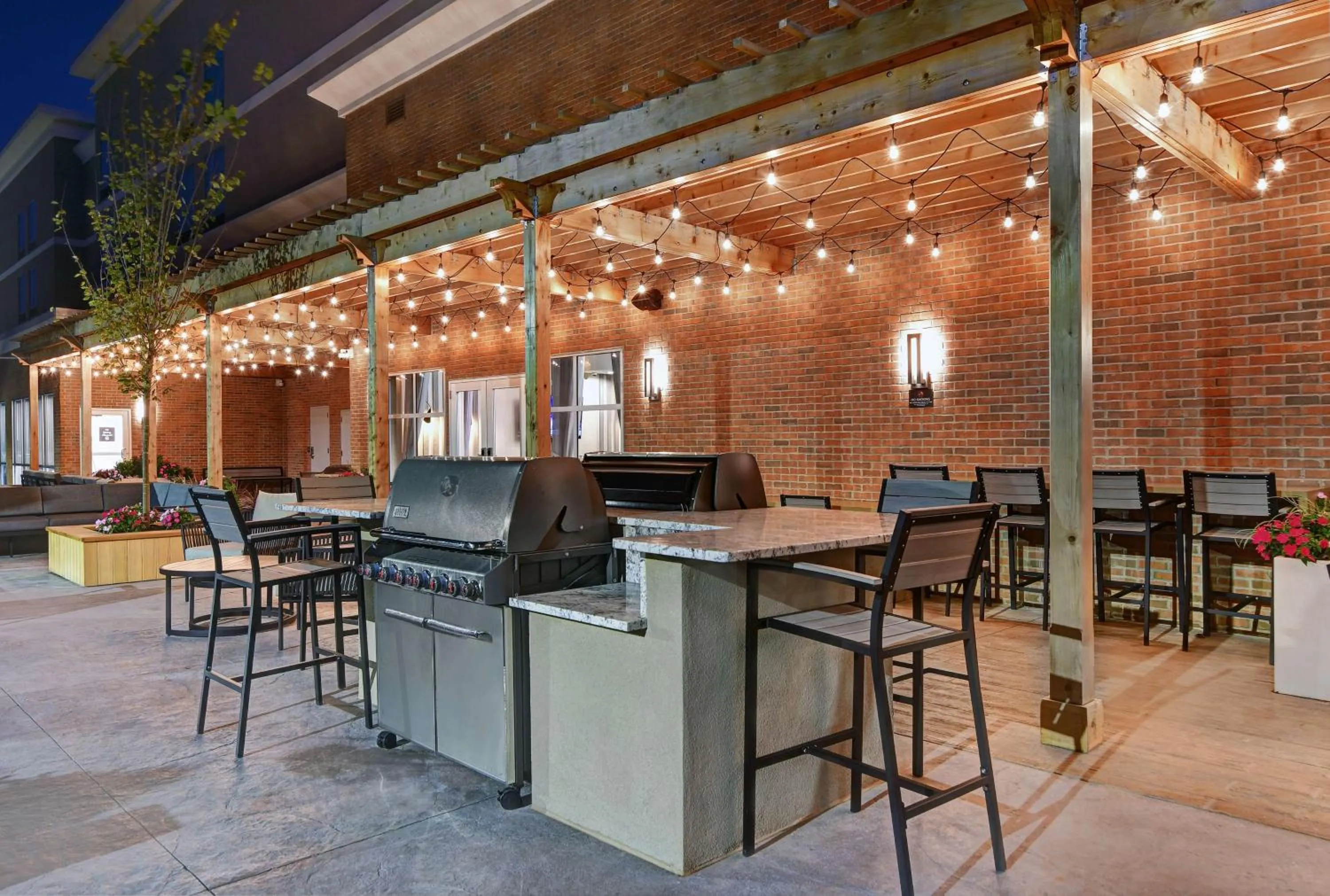 Dining area in Homewood Suites By Hilton Edison Woodbridge, NJ