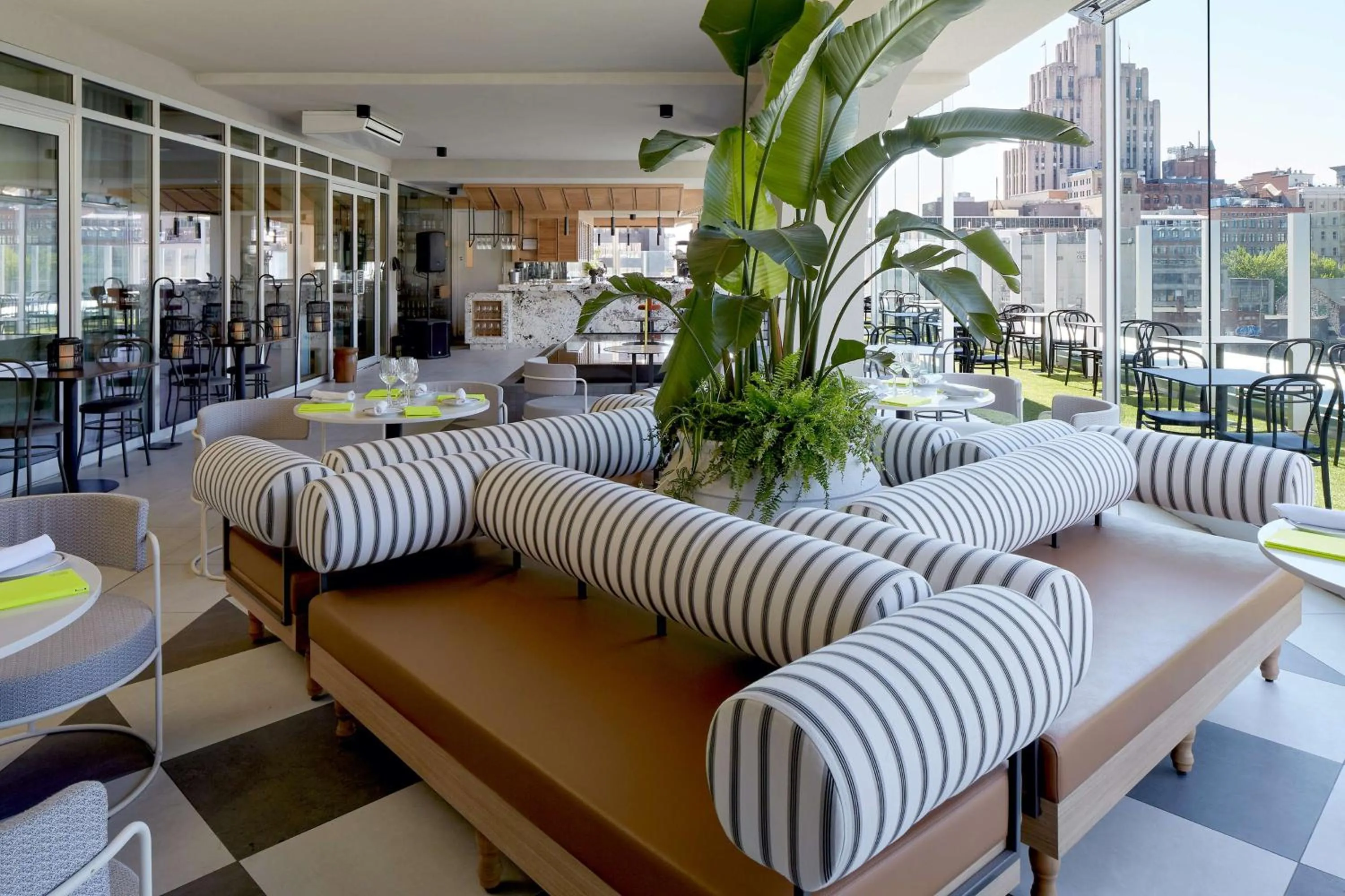 Restaurant/places to eat in Hampton Inn Montreal Downtown, Qc