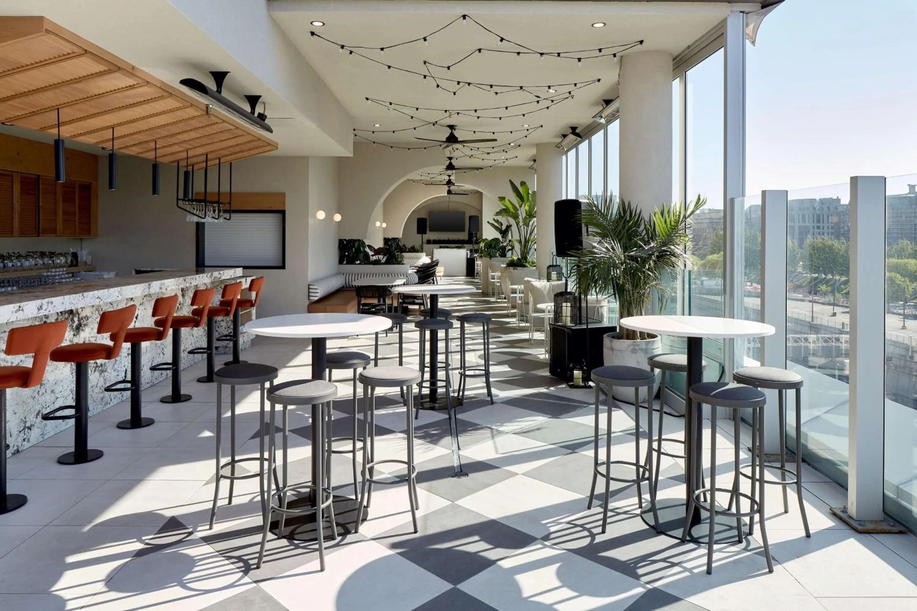 Lounge or bar in Hampton Inn Montreal Downtown, Qc