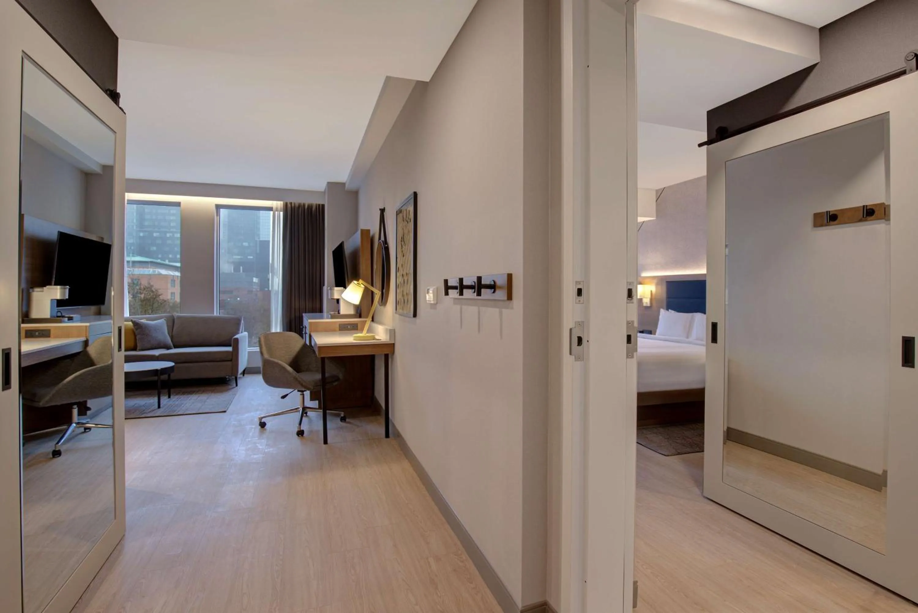 Living room, Bed in Hampton Inn Montreal Downtown, Qc