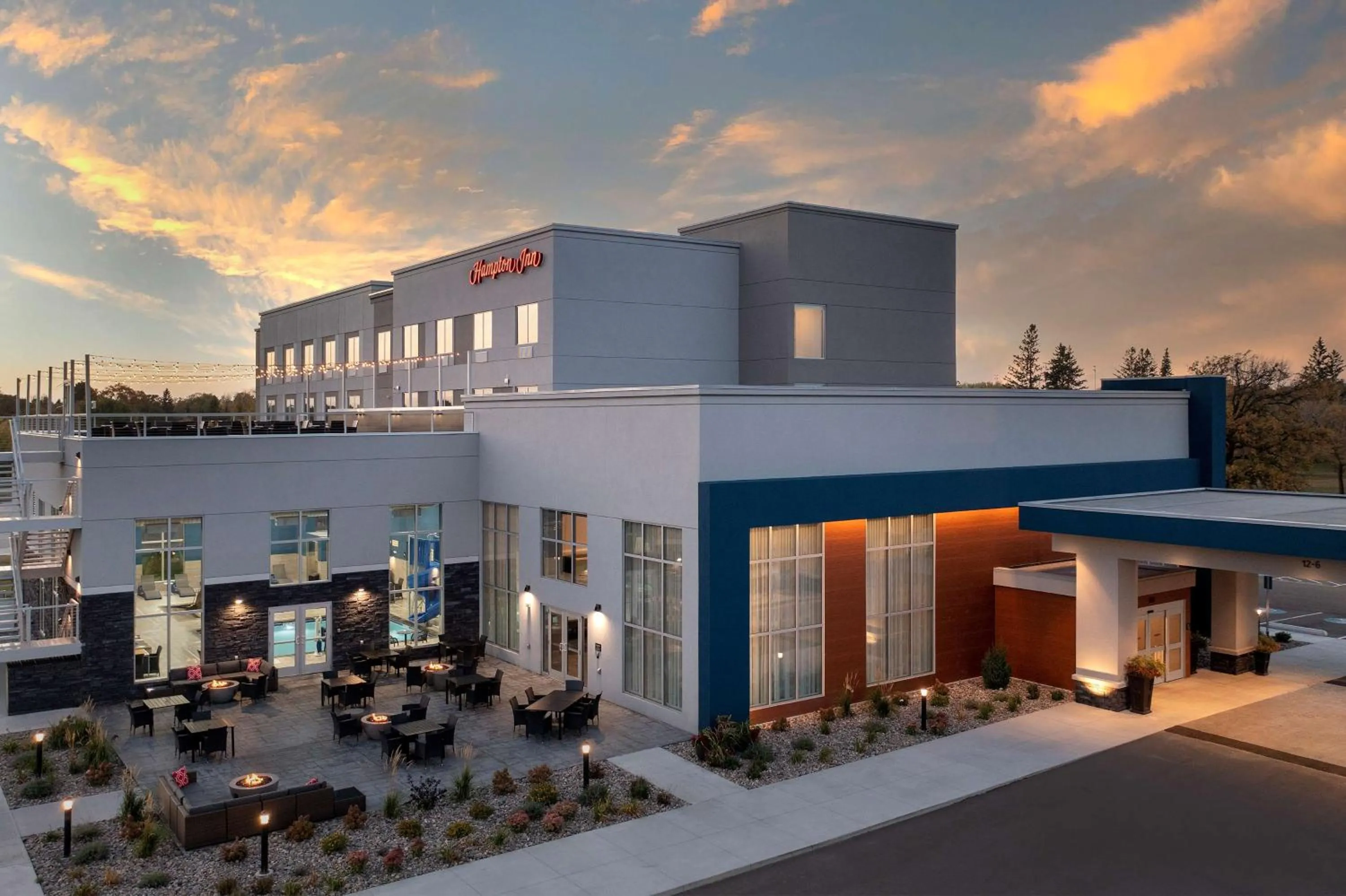 Property building in Hampton Inn Warroad, MN