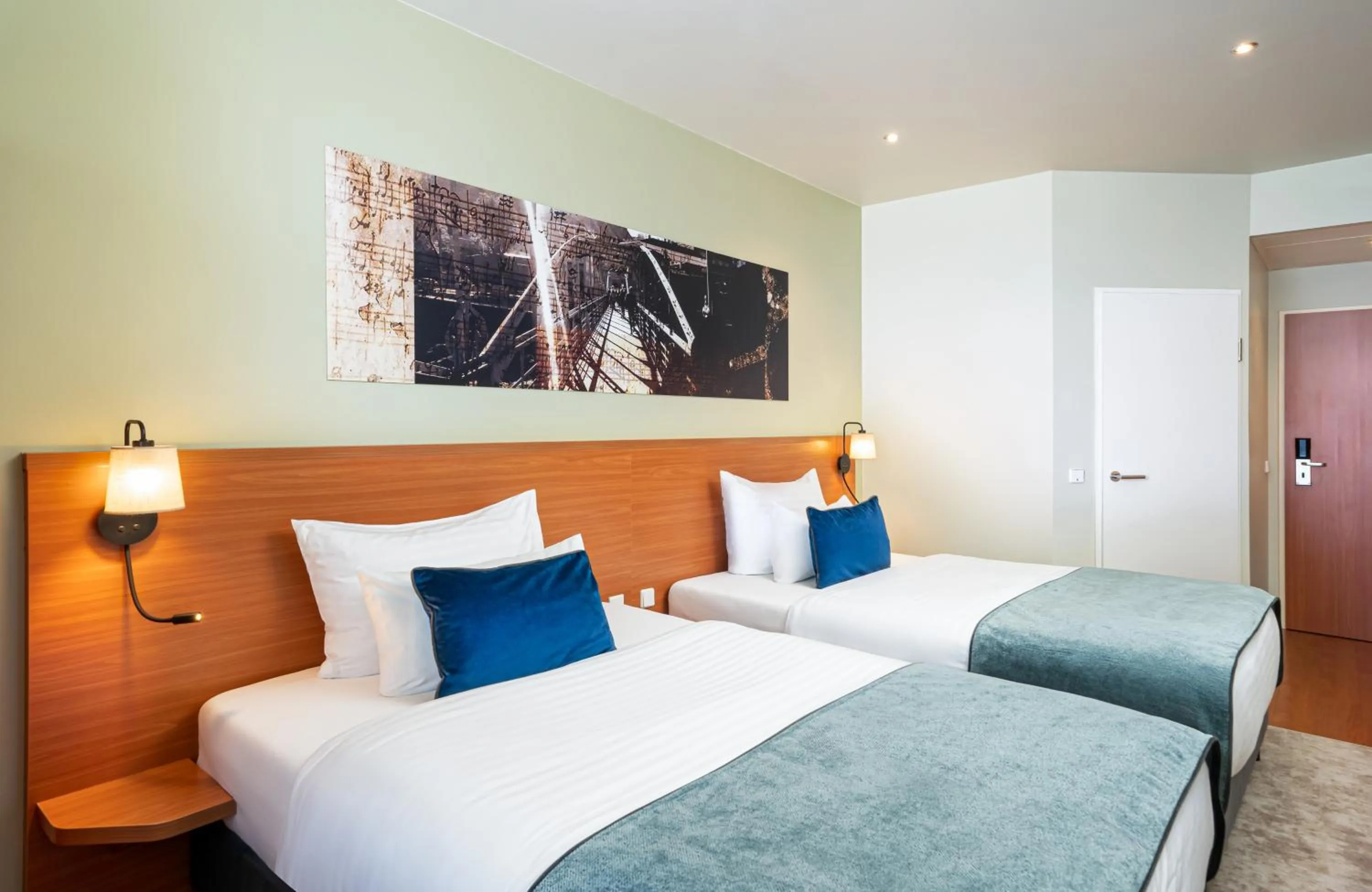 Bed in Leonardo Hotel Salzburg Airport