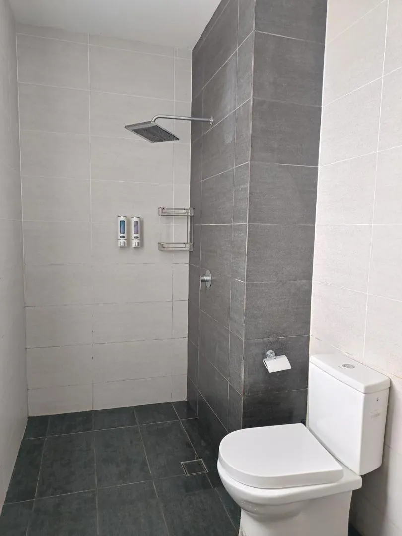 Shower in Mizrai Troika Homestay with Kota Bharu city view