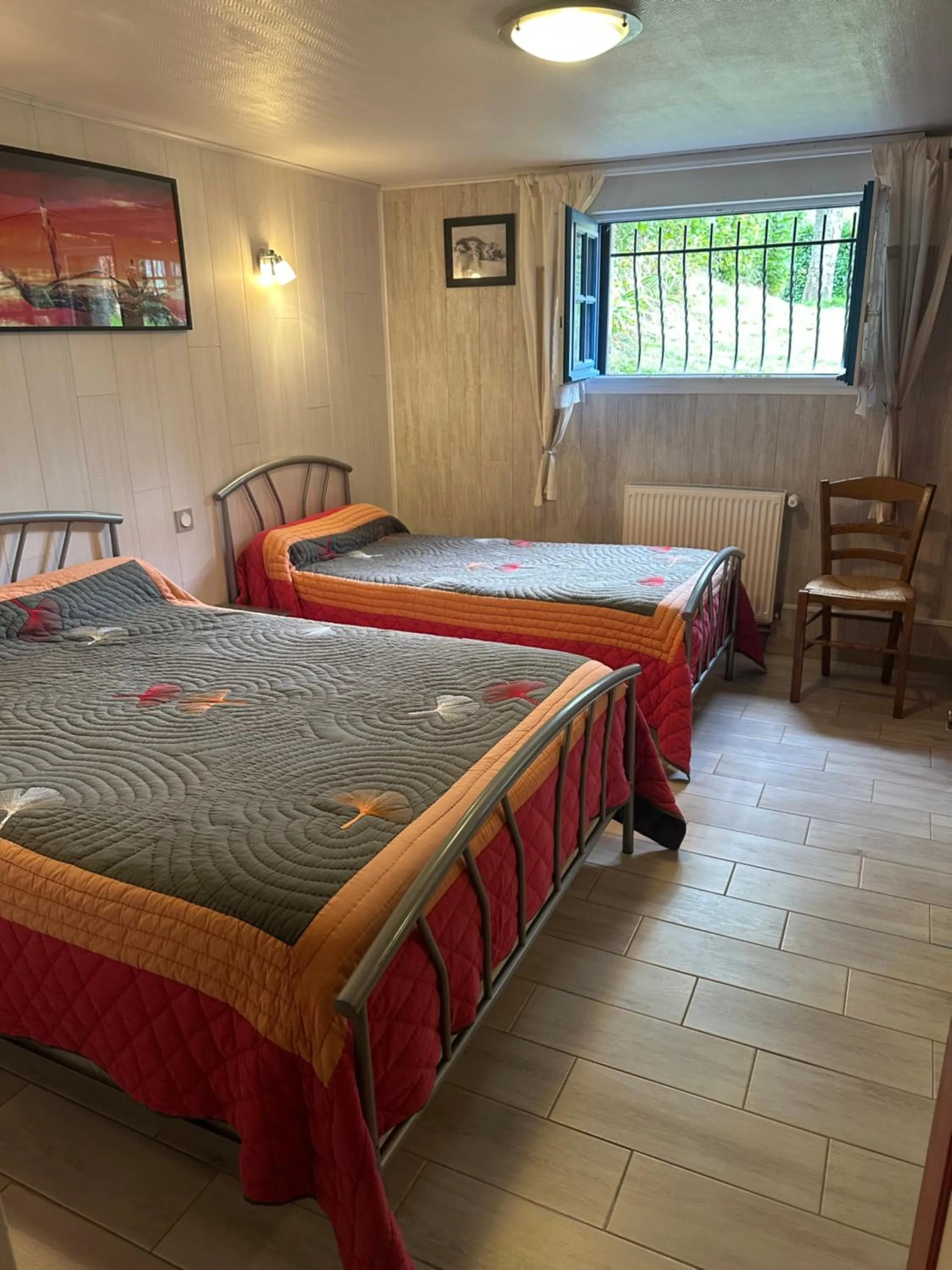 Photo of the whole room, Bed in Chambres et table d'hôtes Floromel La Souterraine en rez de chaussee