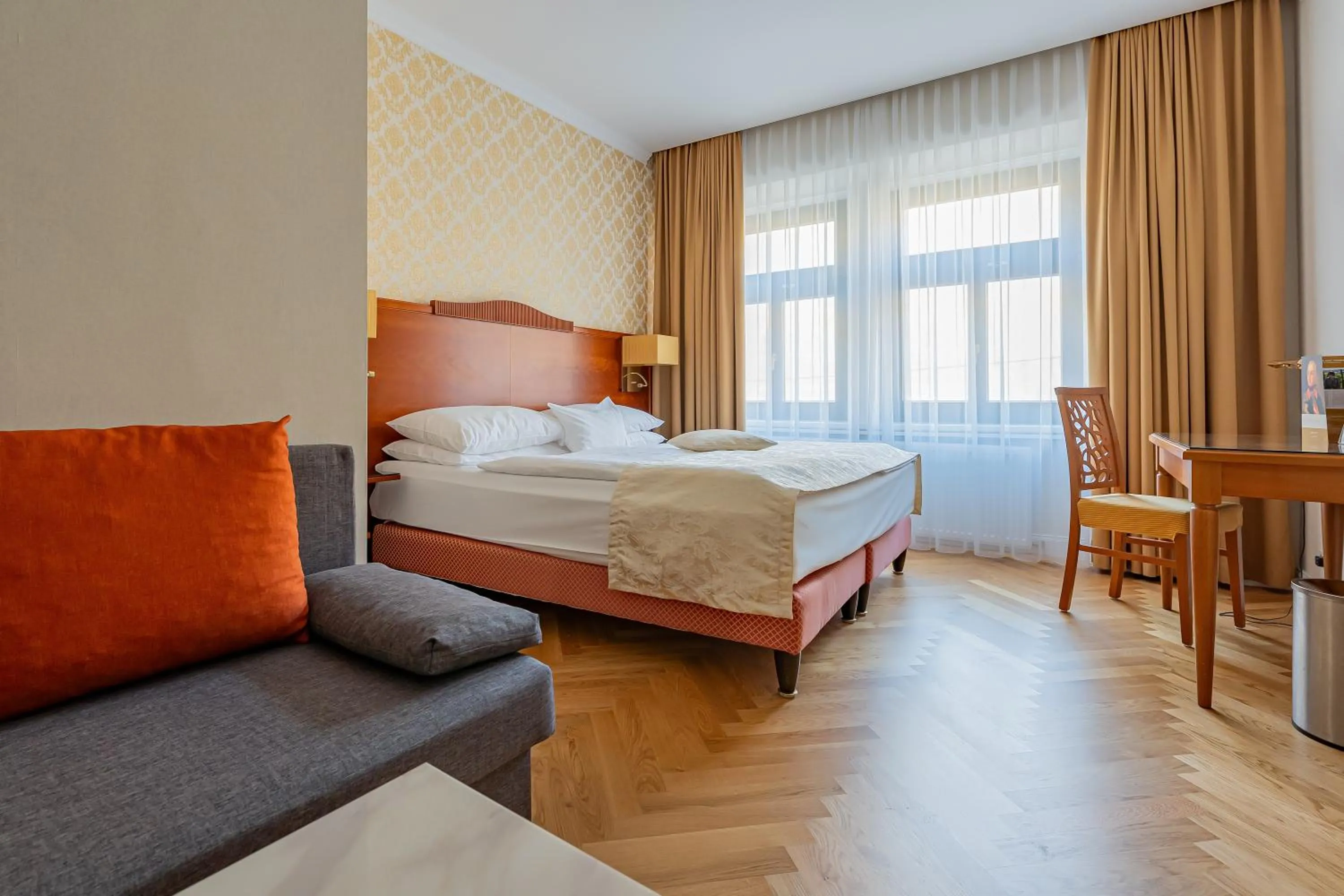 Bedroom, Bed in Hotel Josefshof am Rathaus