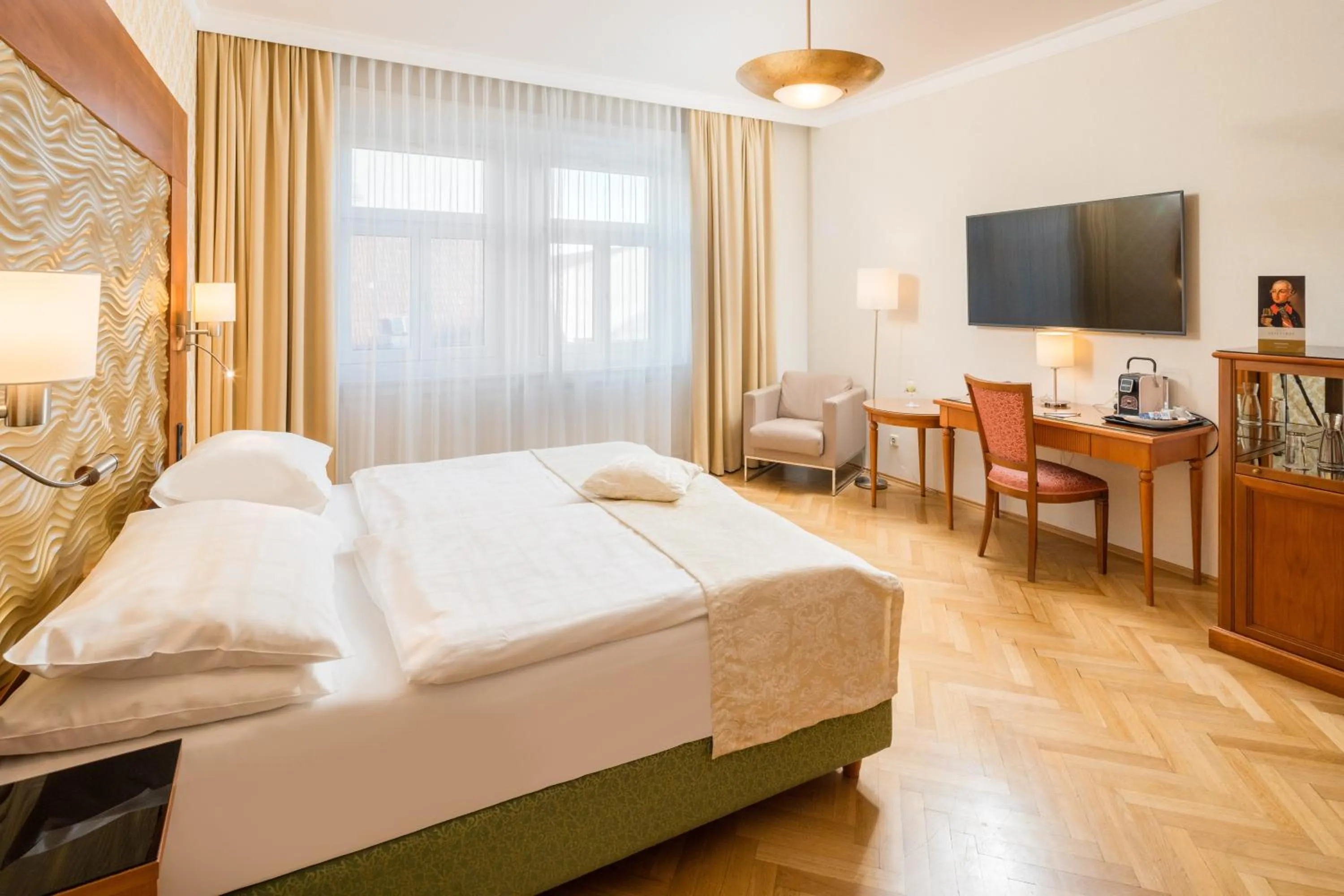 Bedroom, Bed in Hotel Josefshof am Rathaus