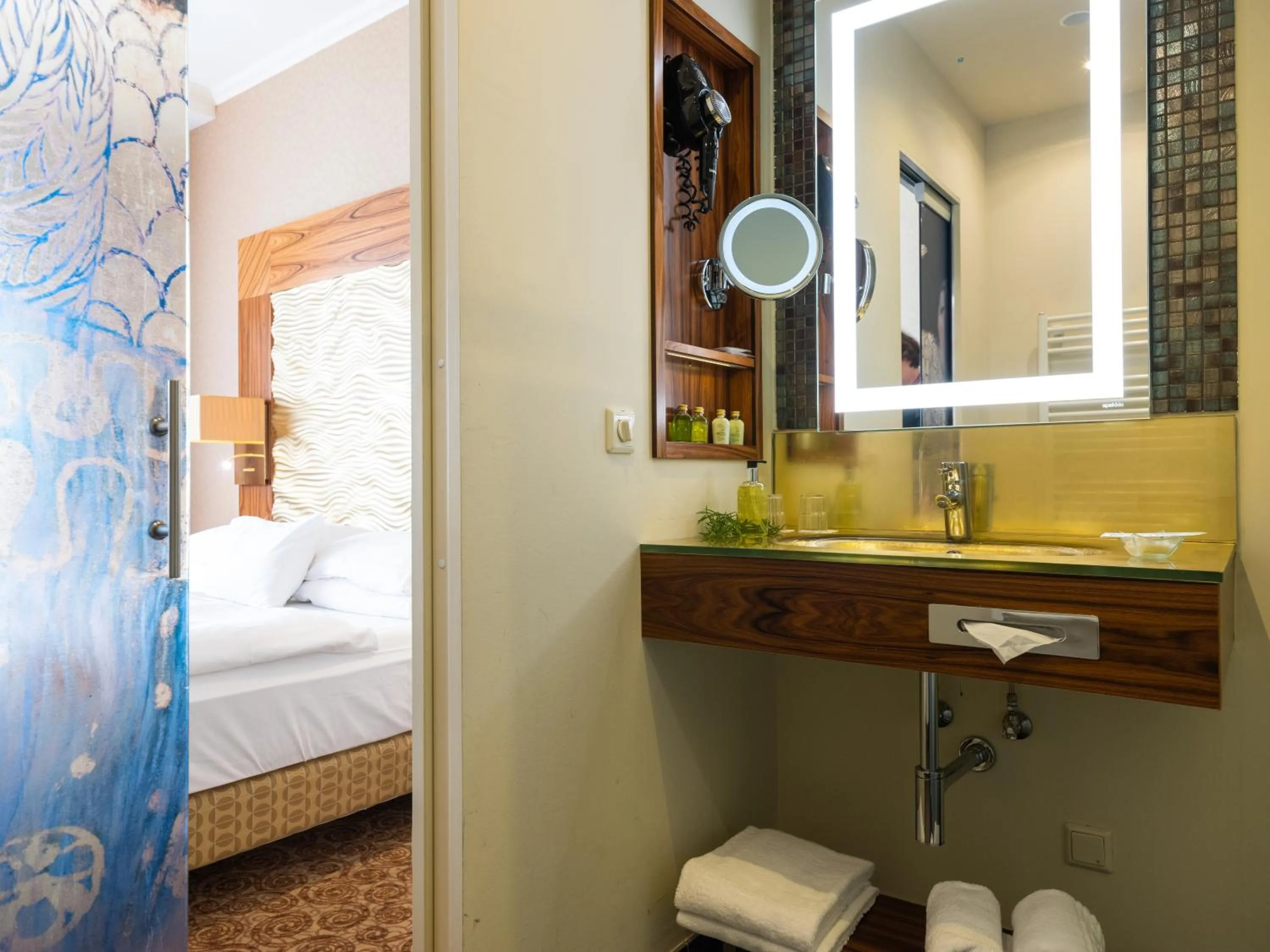 Bathroom, Bed in Hotel Josefshof am Rathaus