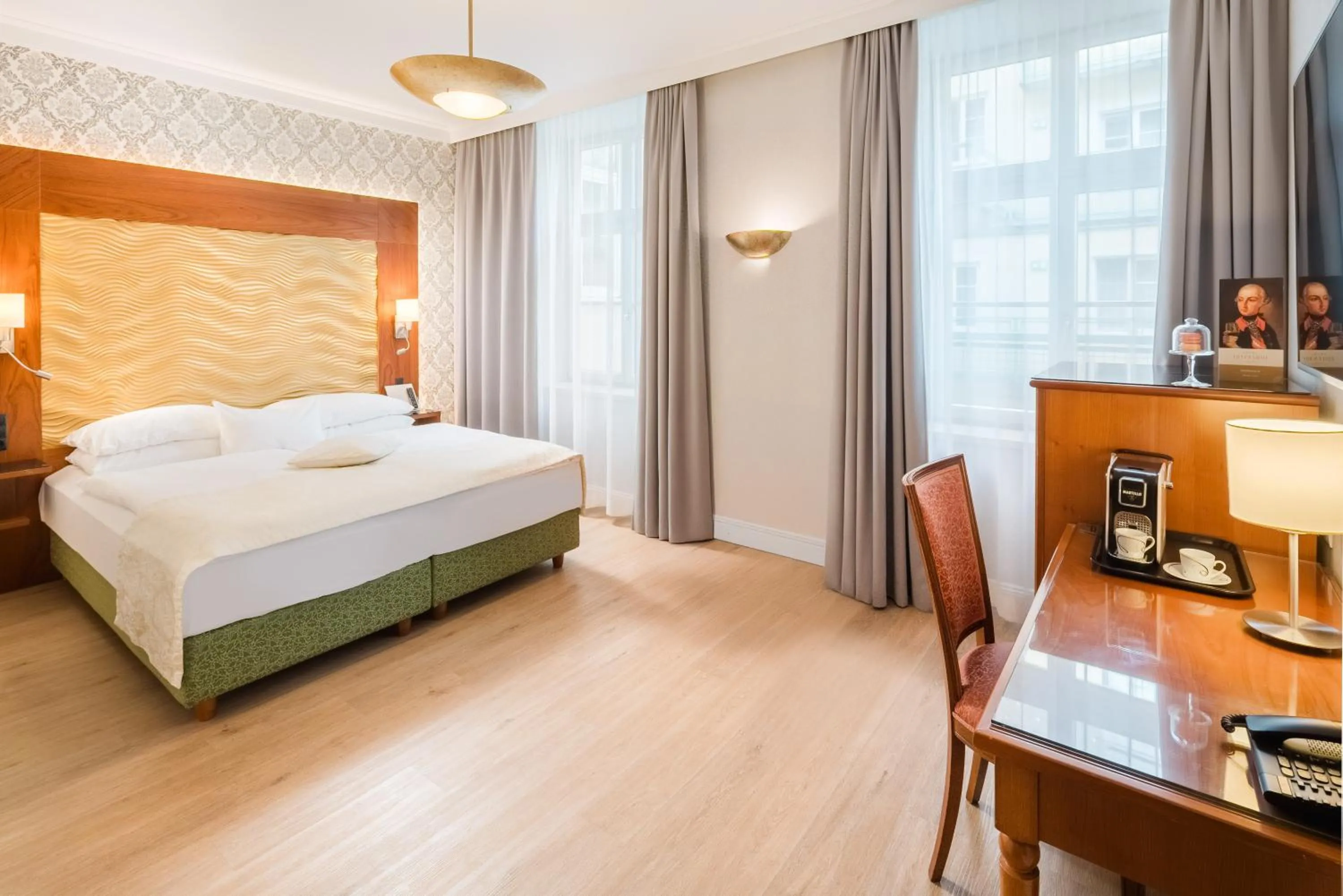 Bedroom, Bed in Hotel Josefshof am Rathaus