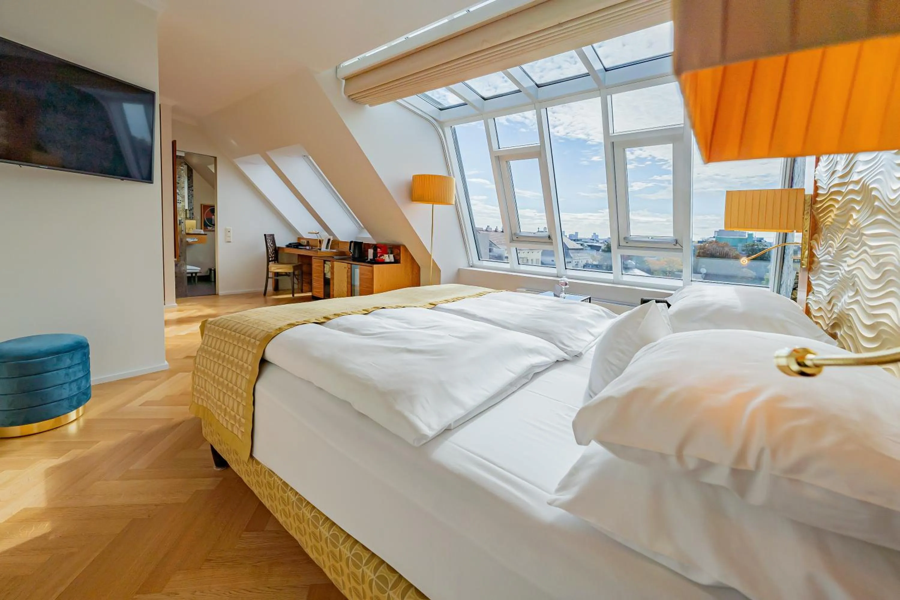 View (from property/room), Bed in Hotel Josefshof am Rathaus