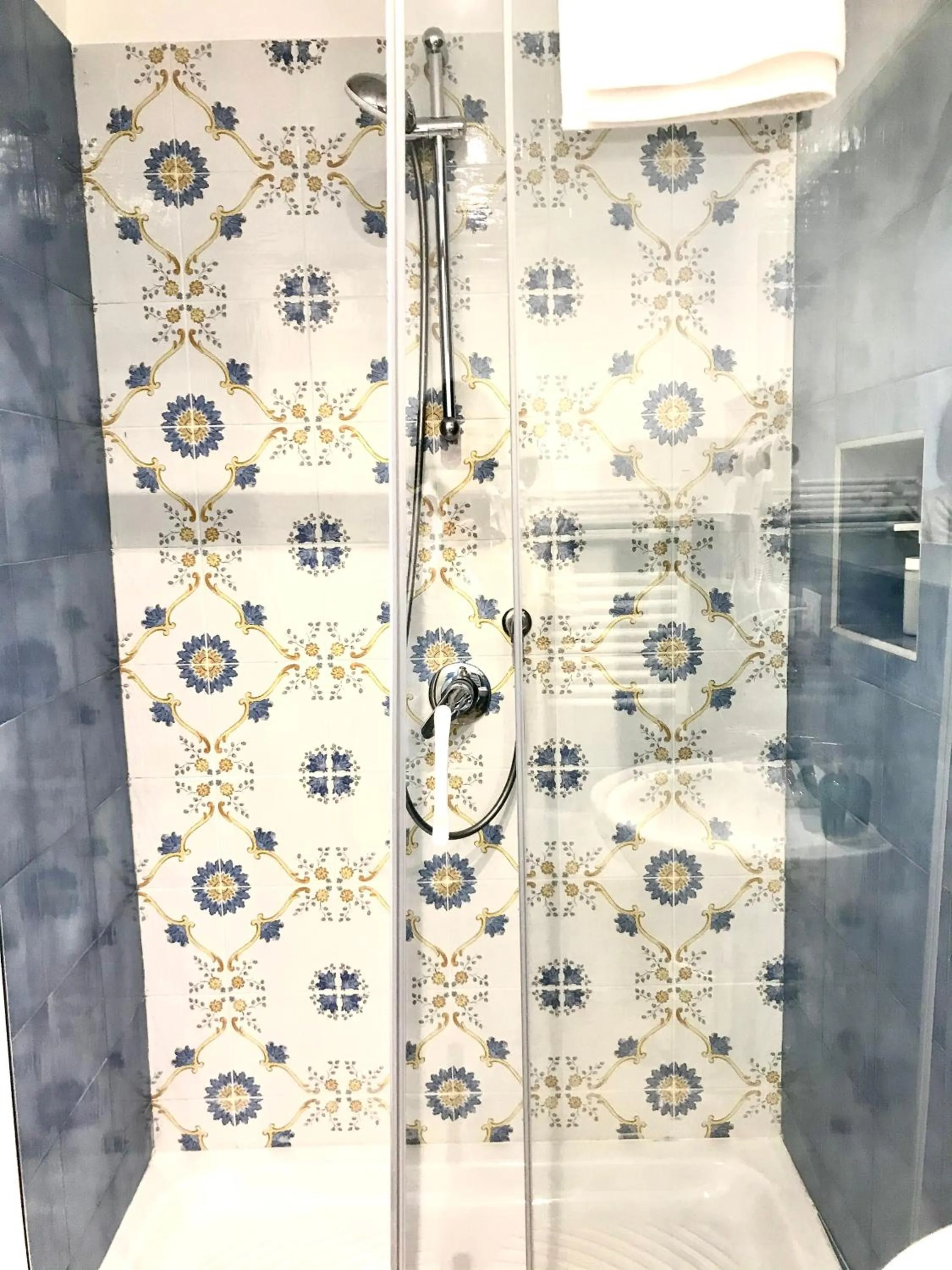 Shower in Agorà